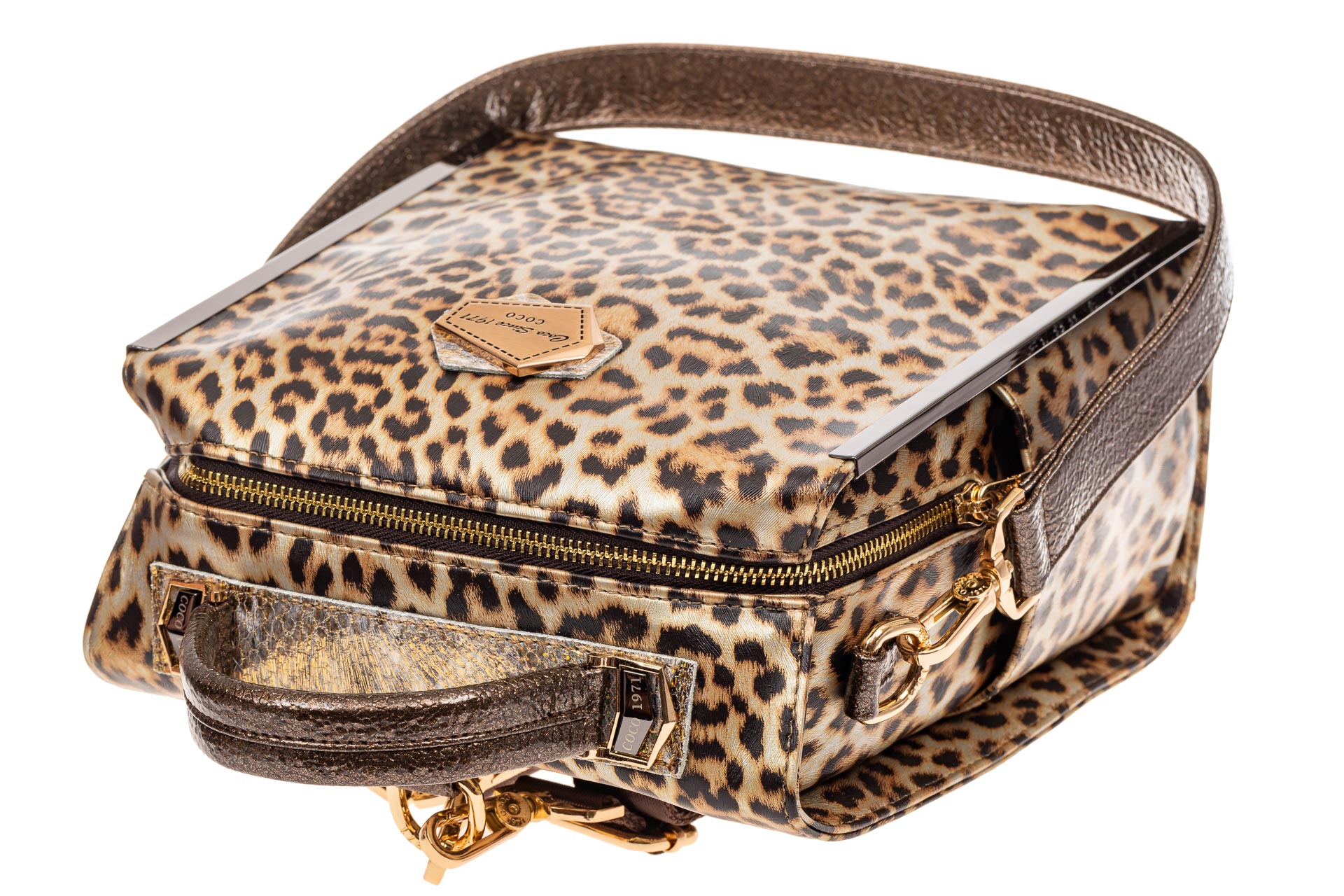На фото 4 - Женский рюкзак из искусственной и натуральной кожи с леопардовым принтом