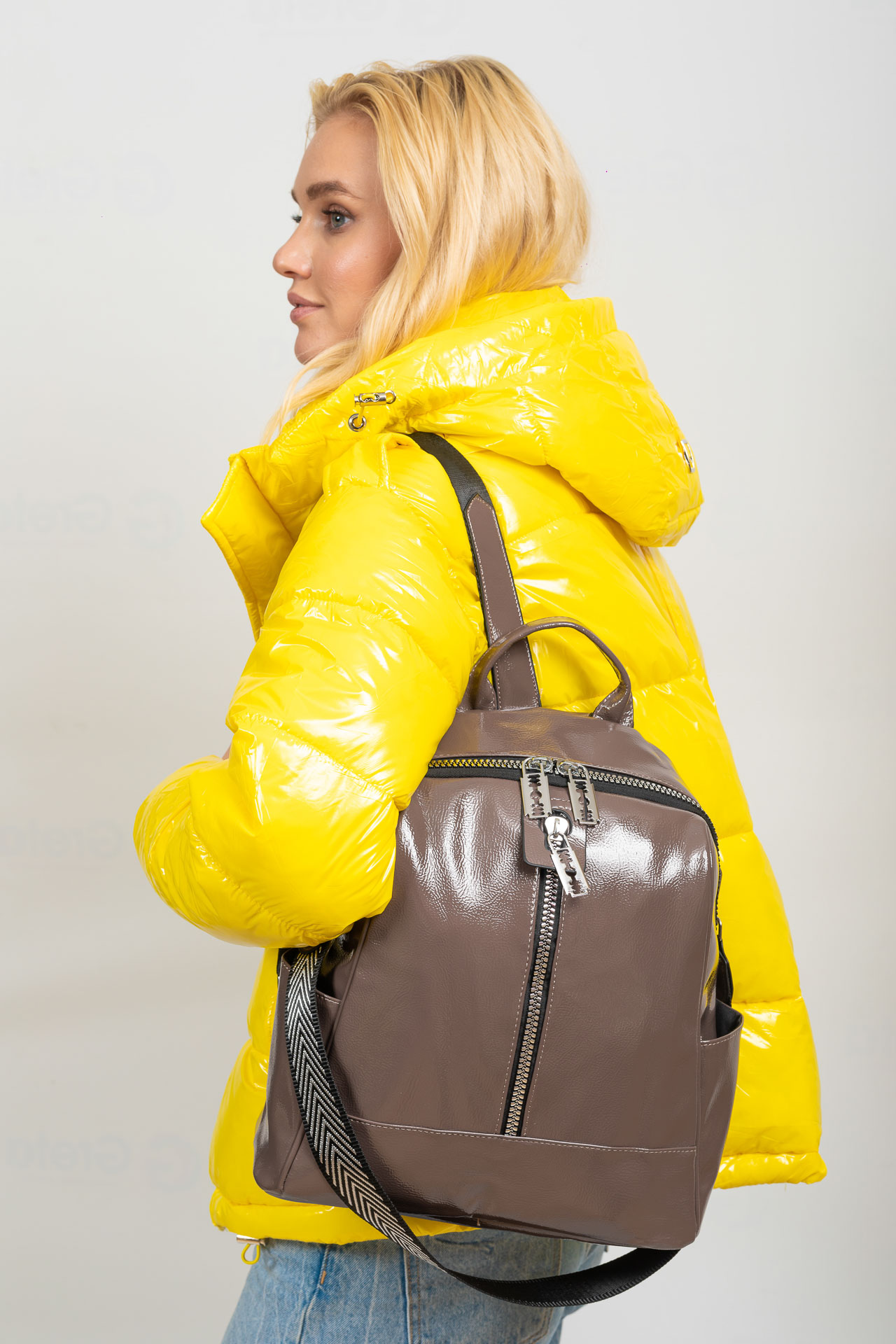 На фото 1 - Рюкзак-трансформер женский из лакированной экокожи, цвет серо-сиреневый
