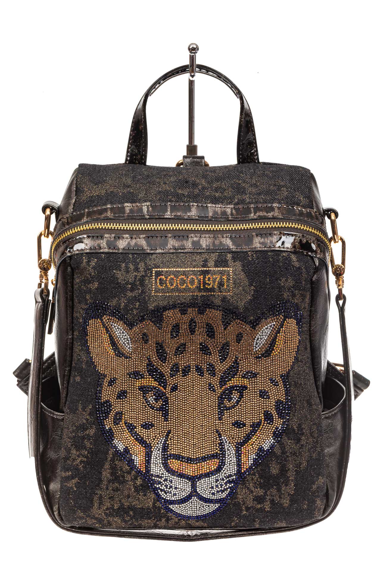 На фото 2 - Женский рюкзак с изображением леопарда из страз