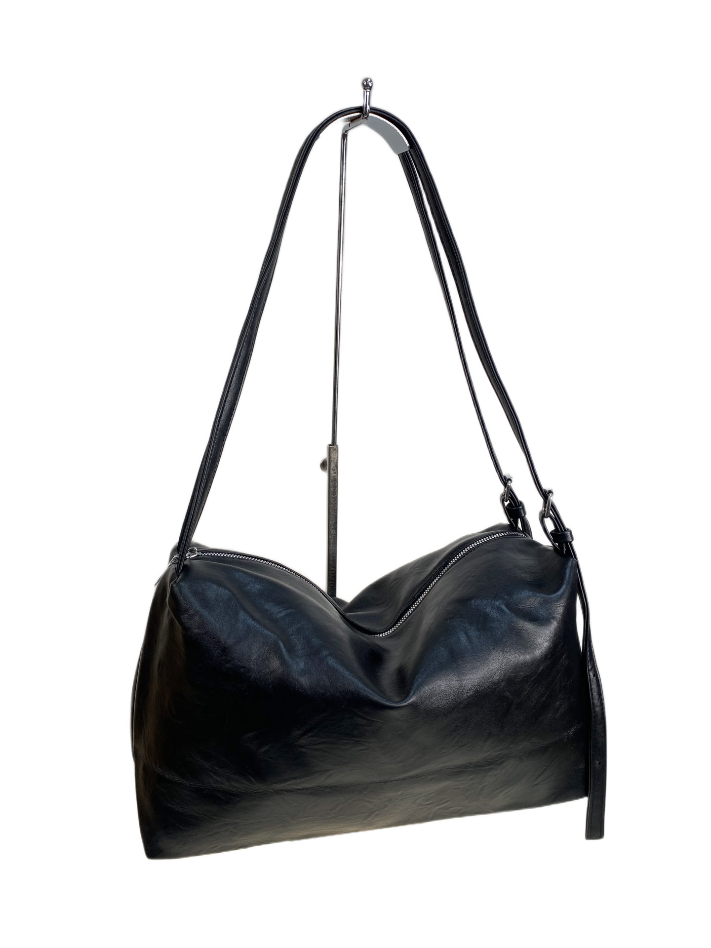 На фото 1 - Женская сумка из искусственной кожи, цвет черный 