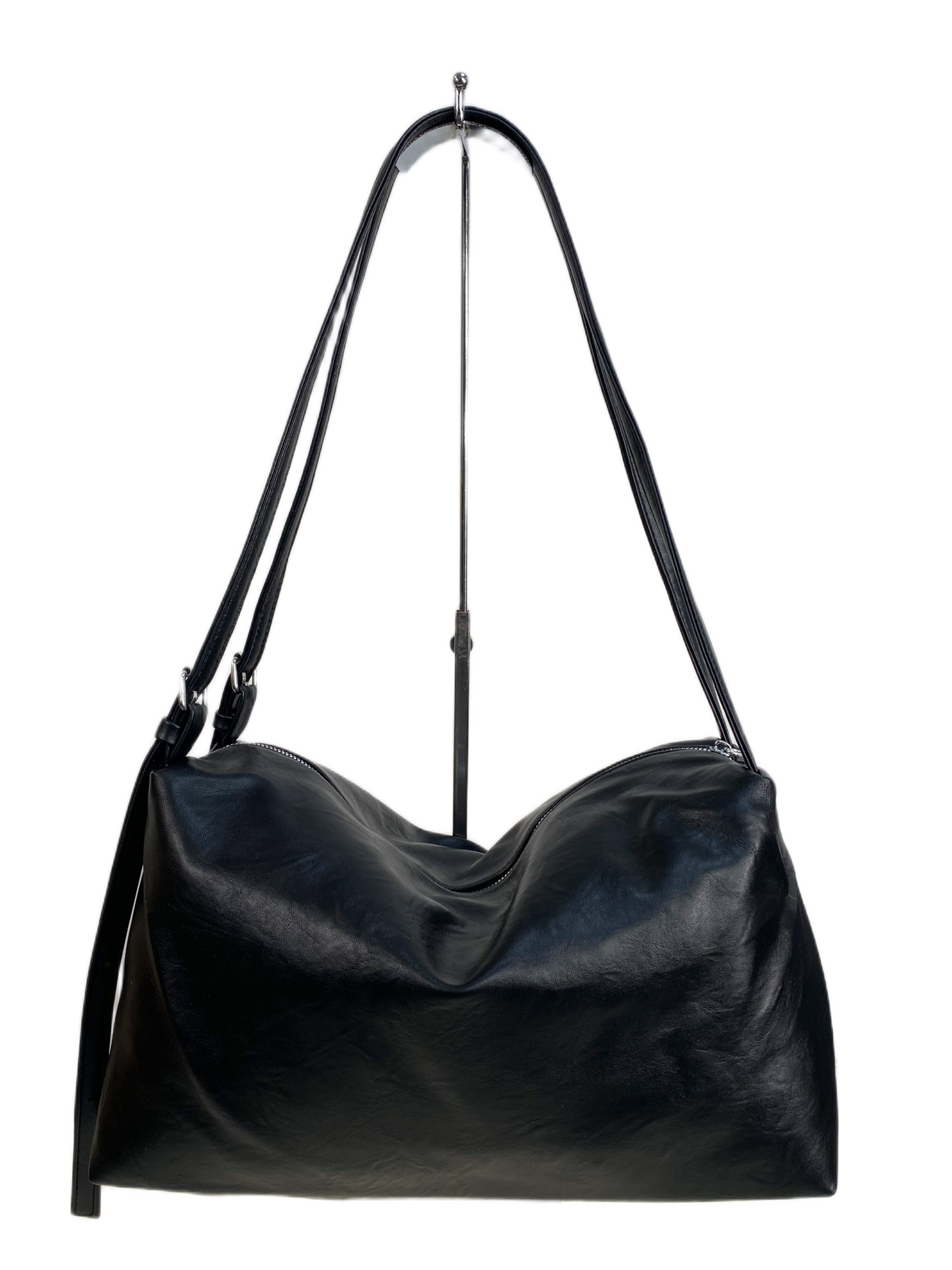 На фото 2 - Женская сумка из искусственной кожи, цвет черный 