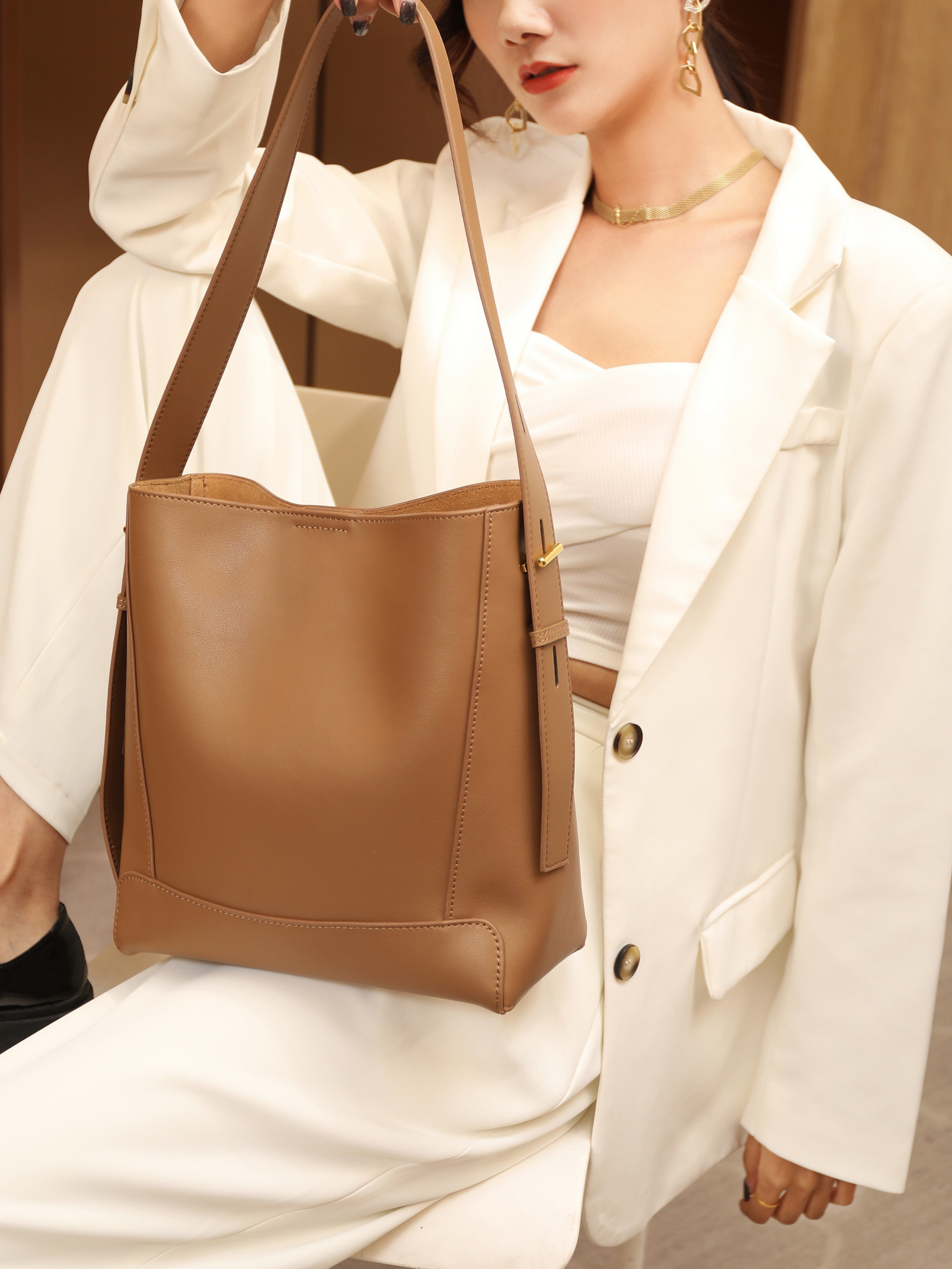 На фото 2 - Женская сумка-трапеция из натуральной кожи, цвет  коричневый
