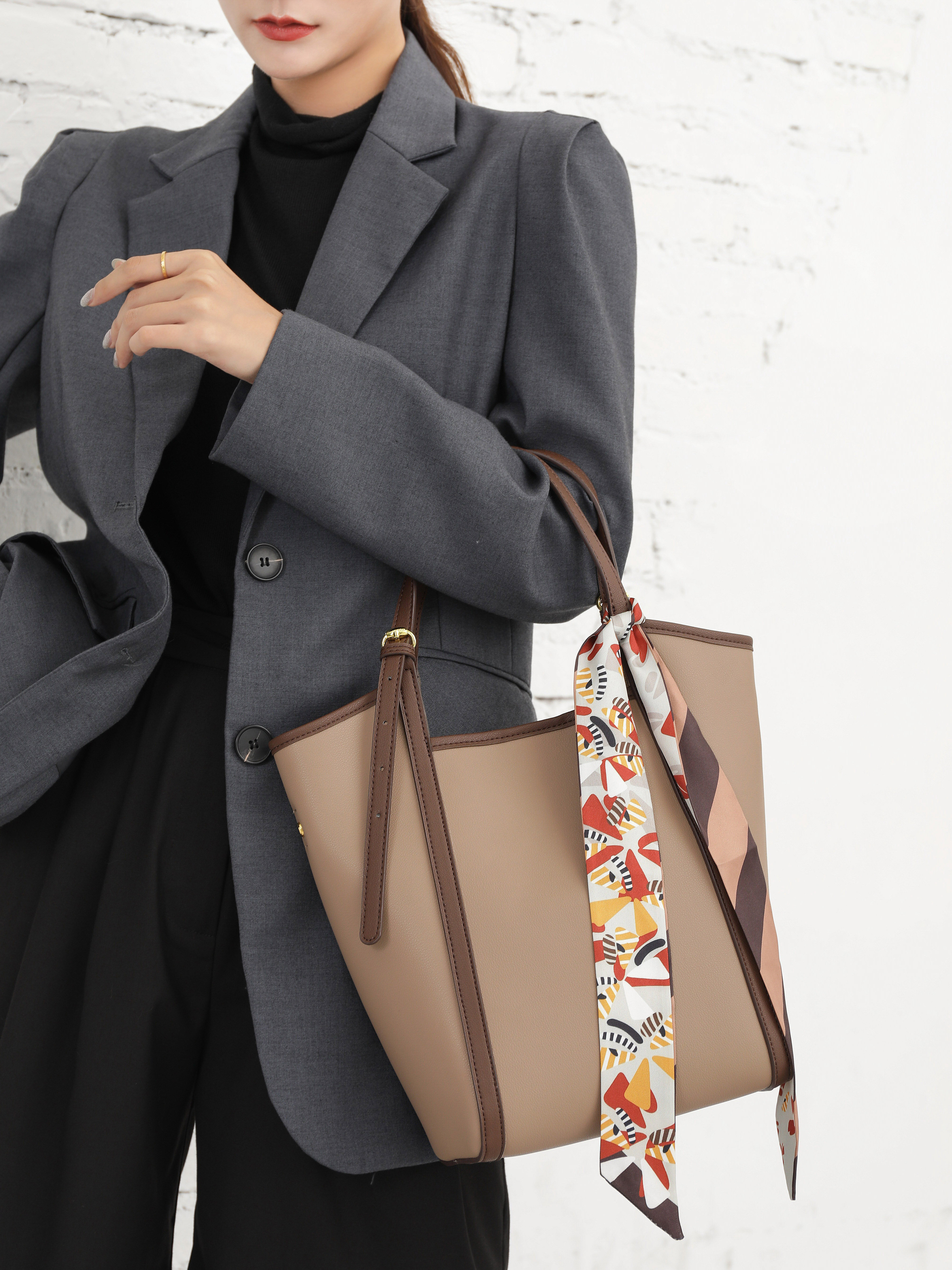 На фото 1 - Женская сумка из натуральной кожи, цвет бежевый
