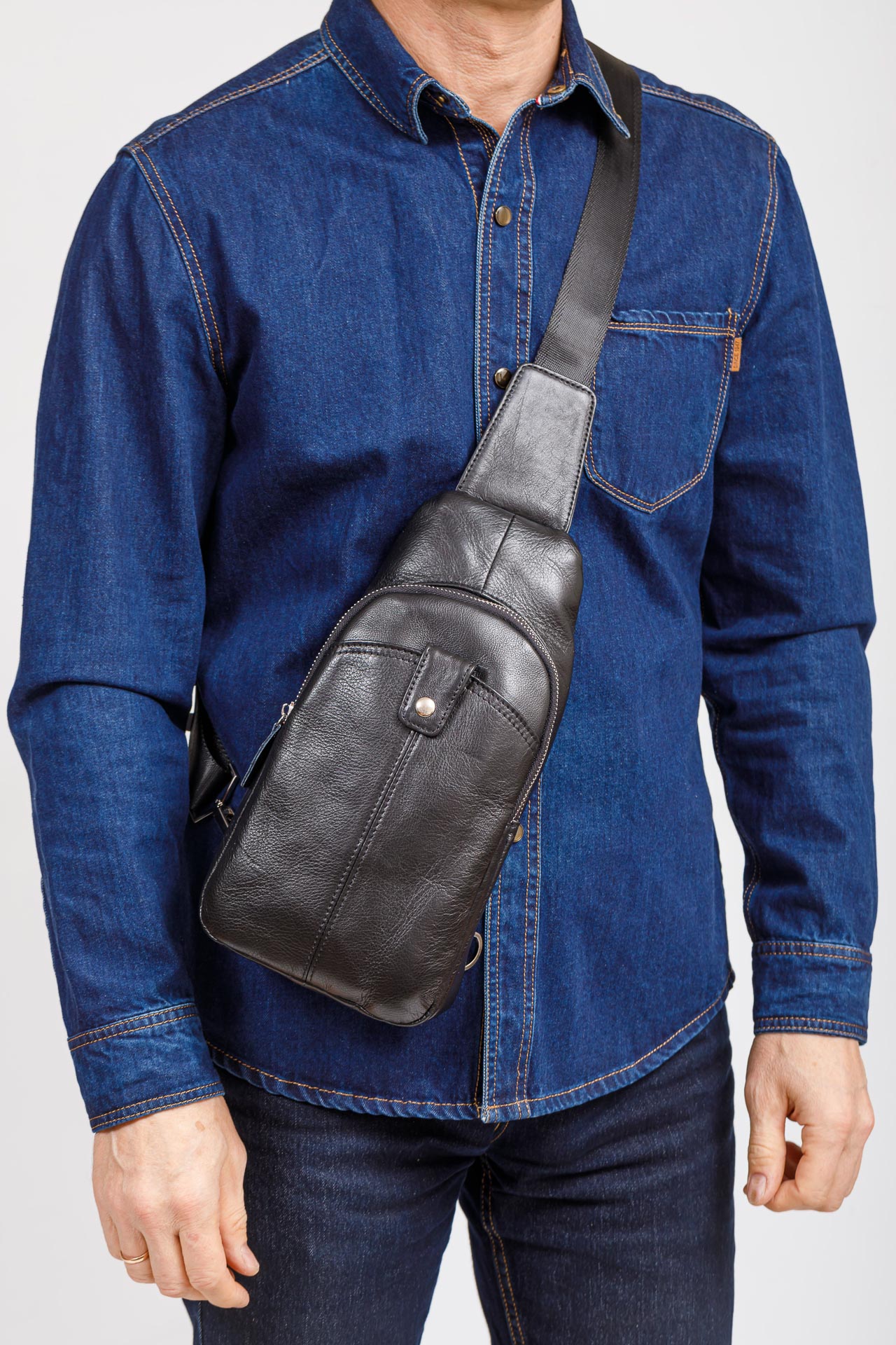 На фото 4 - Мужская слинг-сумка из натуральной кожи, цвет черный