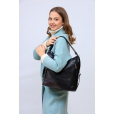 На фото 1 - Женская сумка хобо из гладкой экокожи, цвет черный с шоколадом