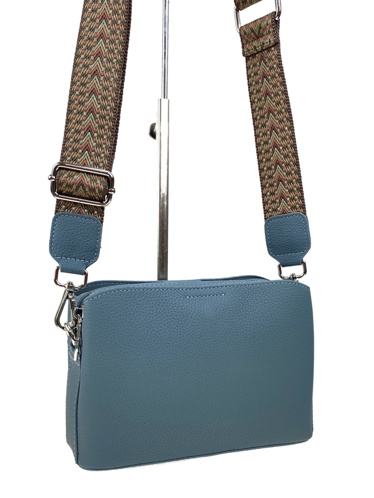 На фото 1 - Женская сумка кросс боди из натуральной кожи, цвет голубой