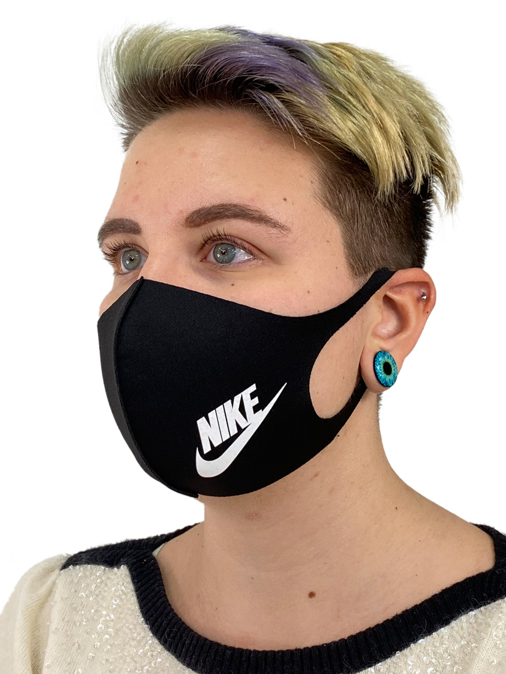 На фото 1 - Защитная маска со спортивным принтом, цвет чёрный