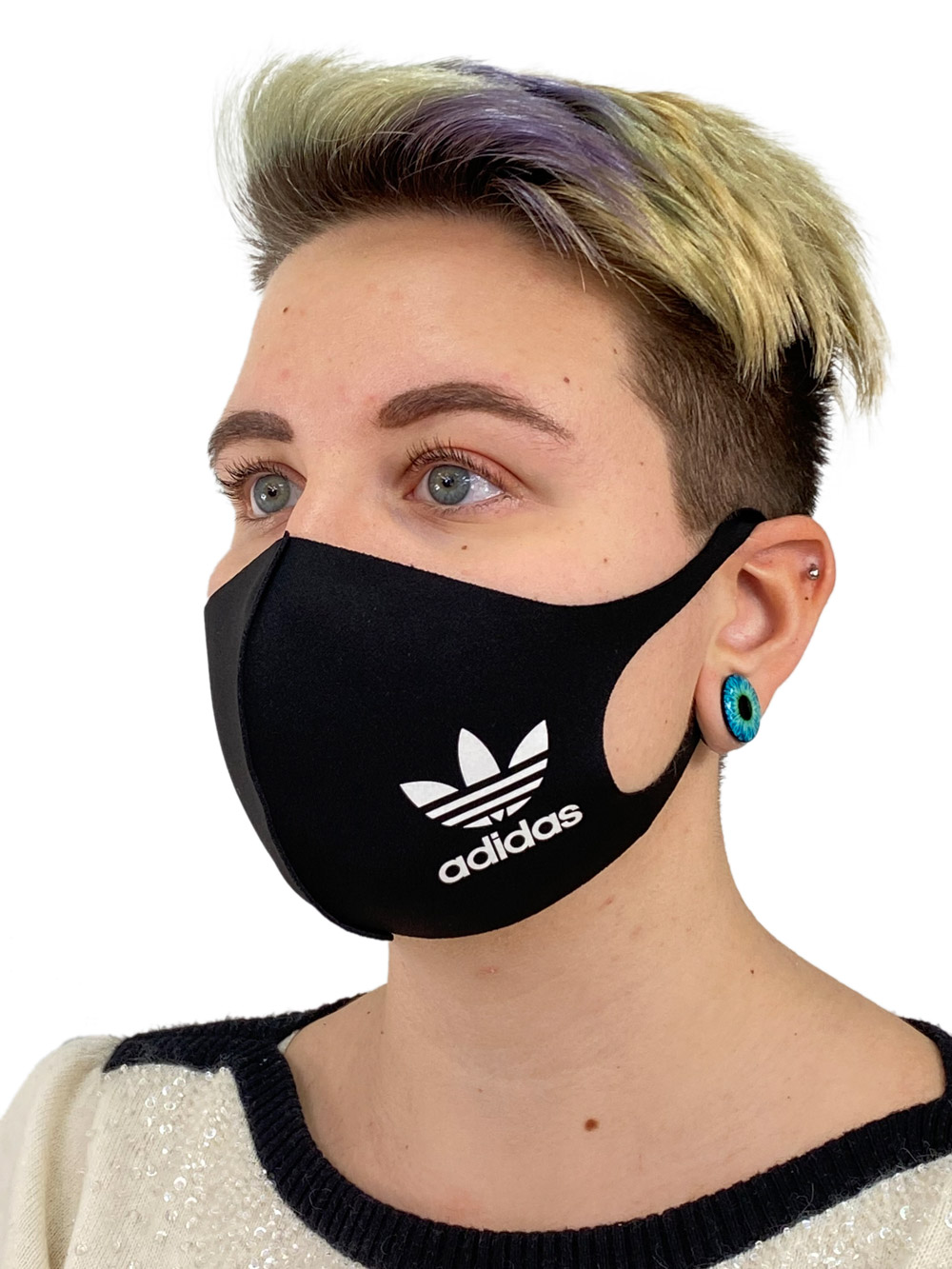 На фото 1 - Защитная маска со спортивным принтом, чёрная