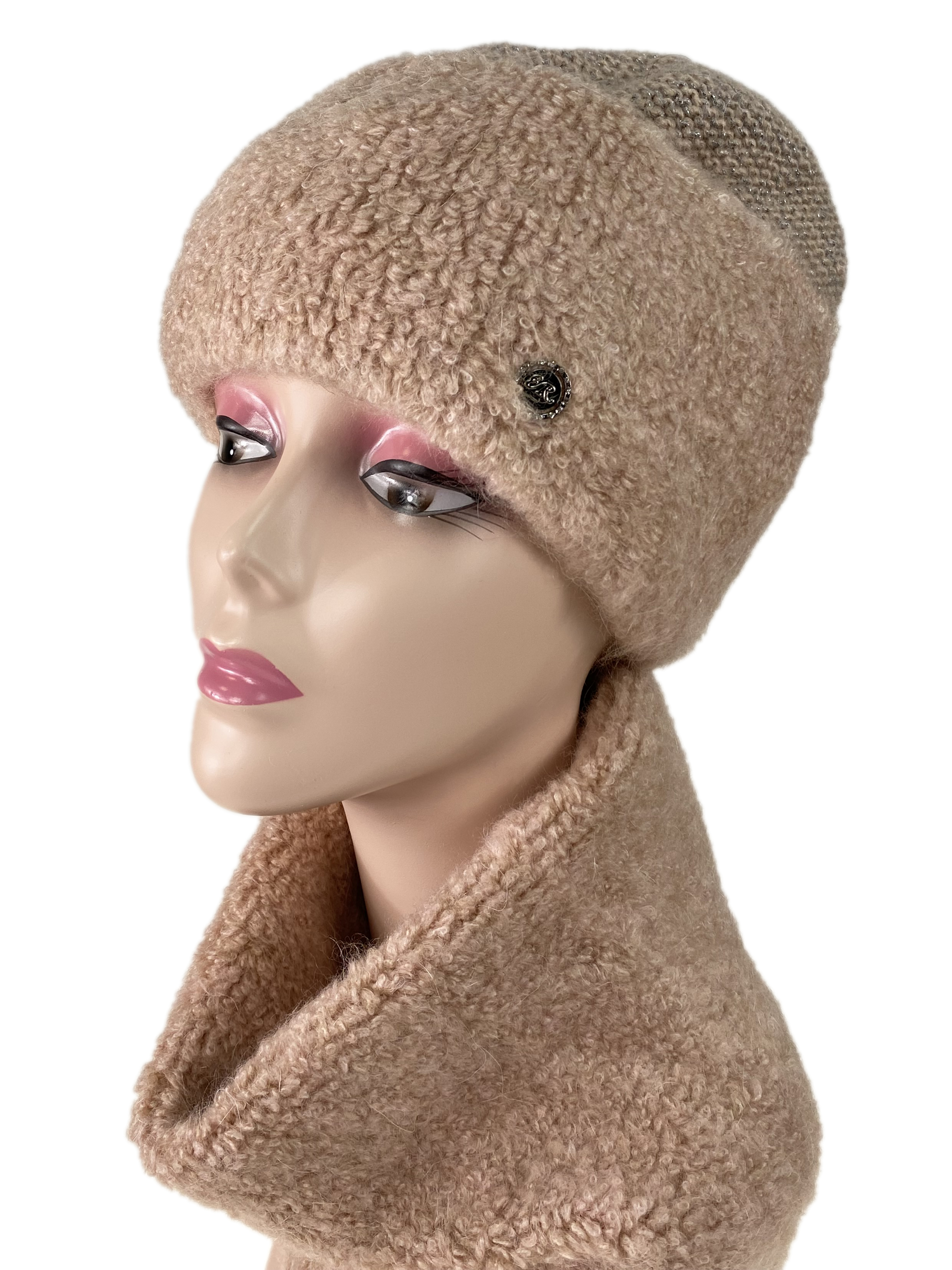 На фото 1 - Комплект шапка женская и снуд, цвет бежево розовый