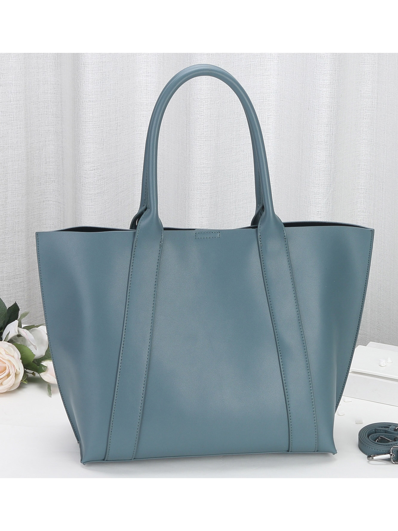 На фото 1 - Женская сумка-трапеция из натуральной кожи, цвет голубой