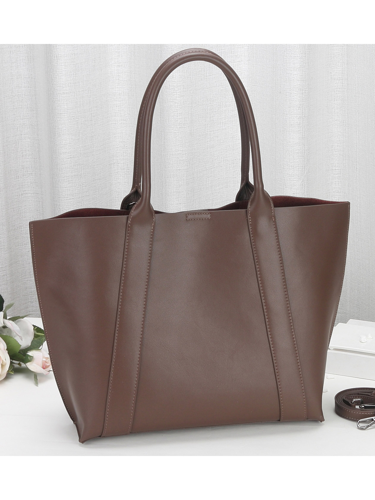 На фото 1 - Женская сумка-трапеция из натуральной кожи, цвет шоколад