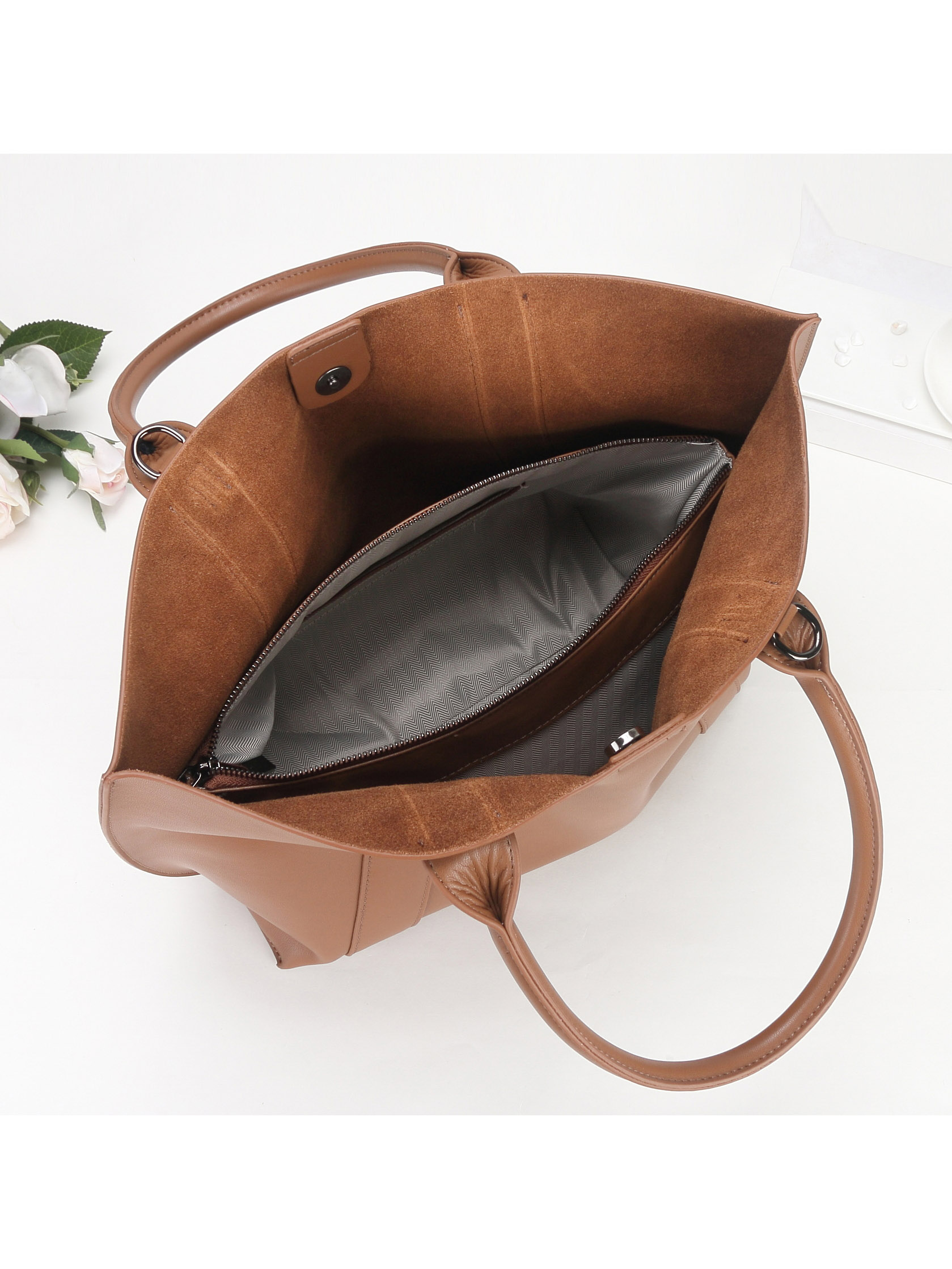 На фото 3 - Женская сумка-трапеция из натуральной кожи, цвет шоколад