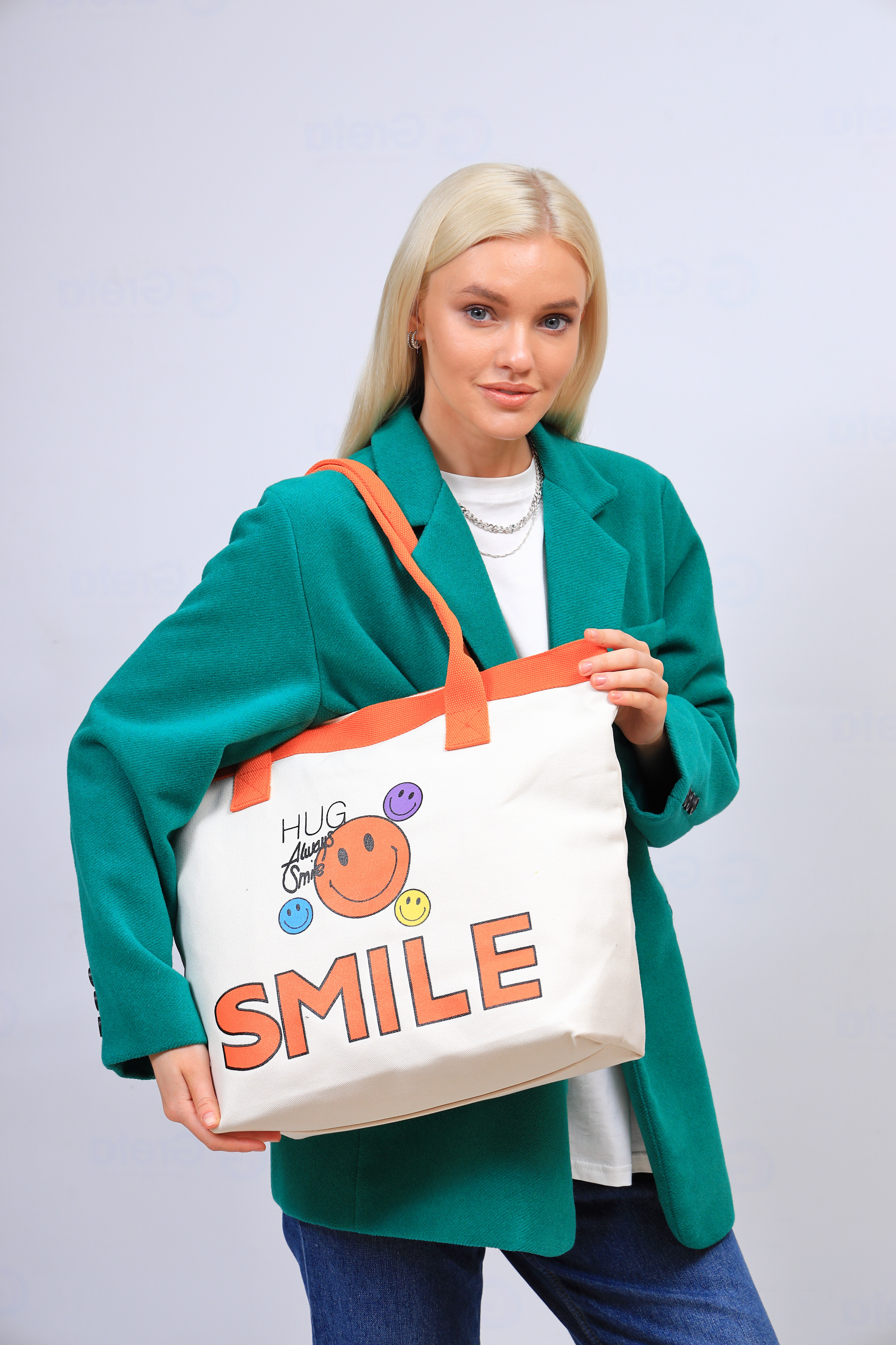 На фото 1 - Пляжная женская сумка из текстиля, цвет молочный с оранжевым