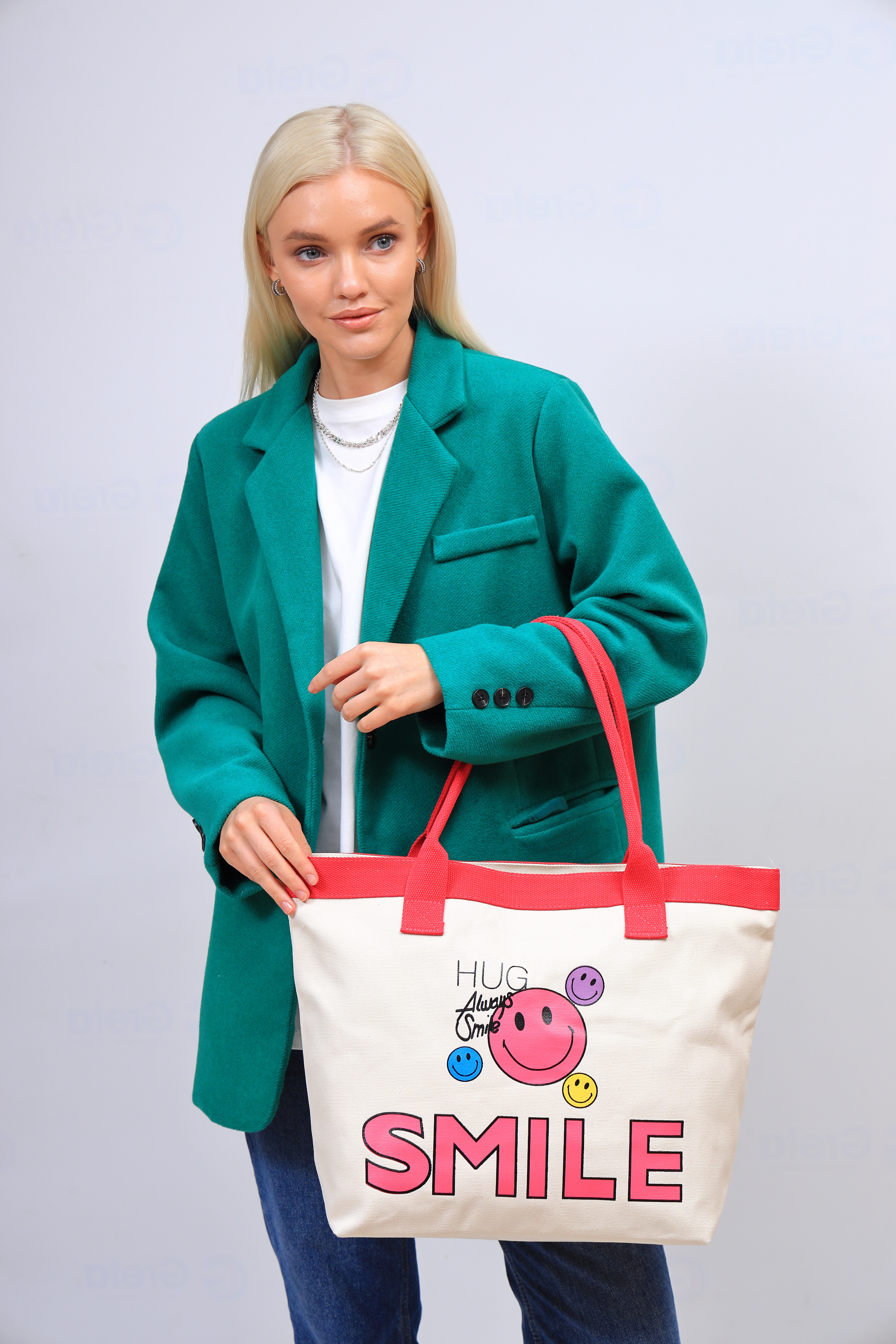 На фото 1 - Пляжная женская сумка из текстиля, цвет молочный с малиновым