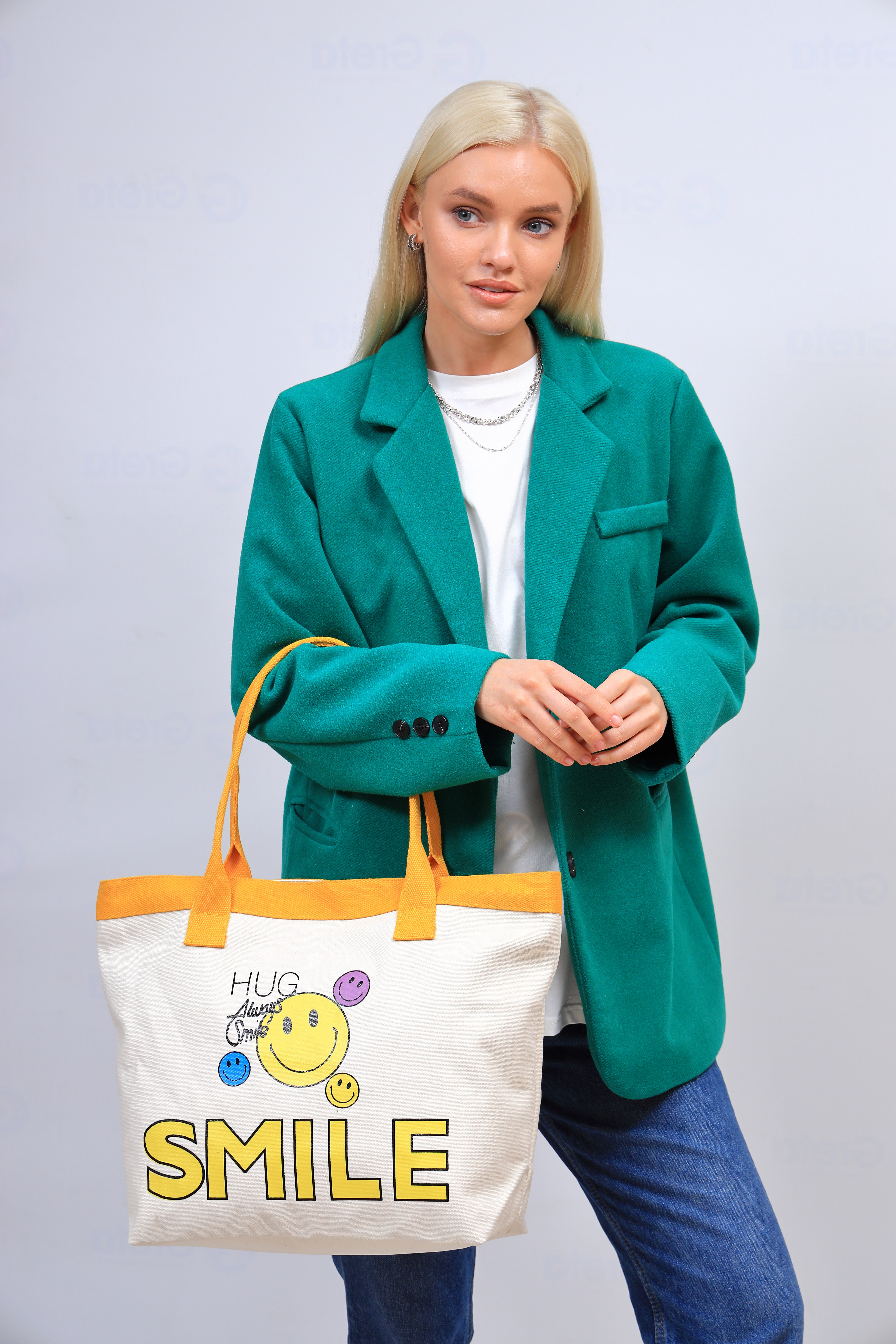 На фото 1 - Пляжная женская сумка из текстиля, цвет молочный с зеленым