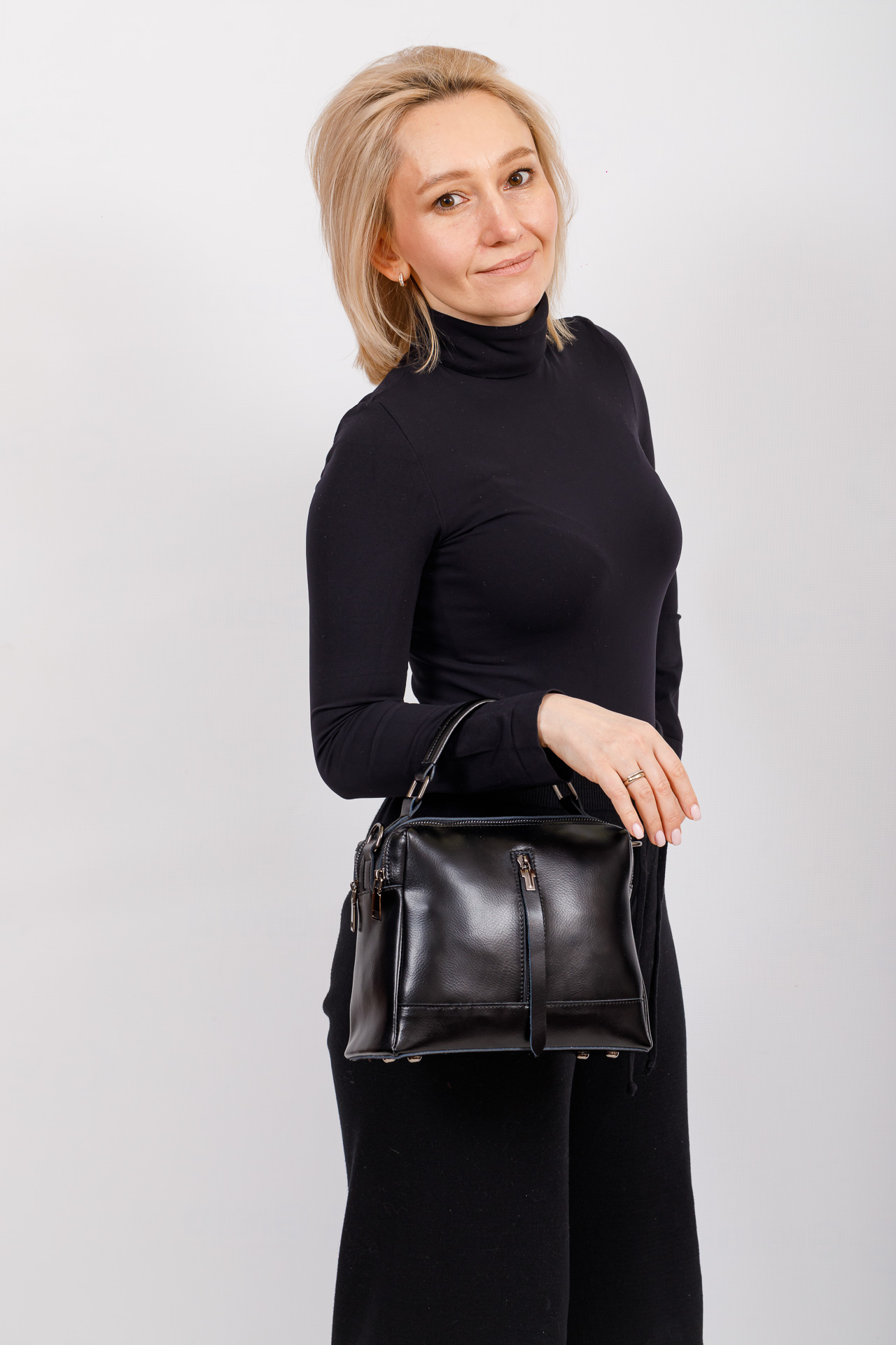 На фото 5 - Женская сумка кросс-боди из натуральной кожи, цвет черный