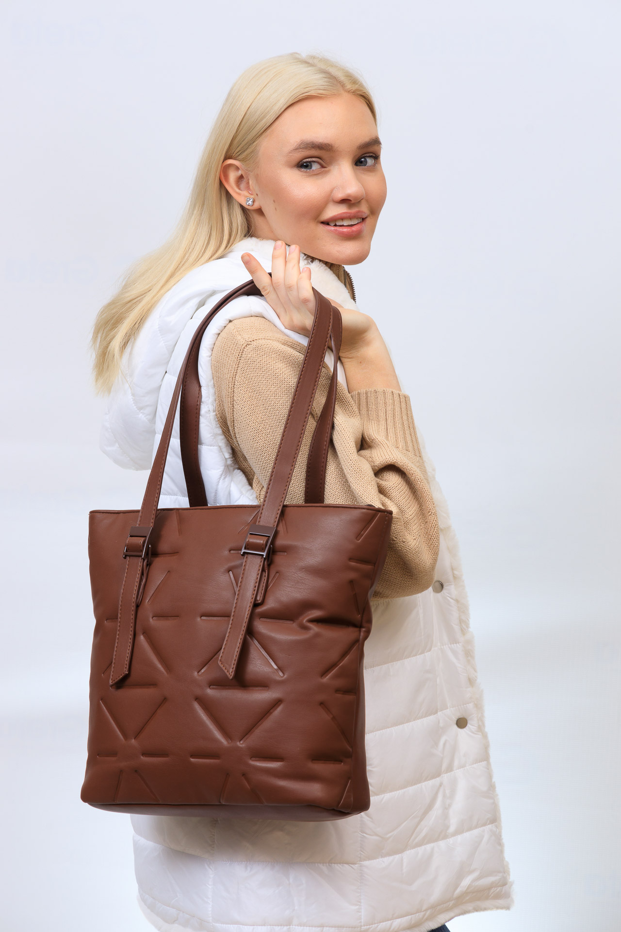 На фото 1 - Женская сумка тоут из искусственной кожи, цвет  коричневый