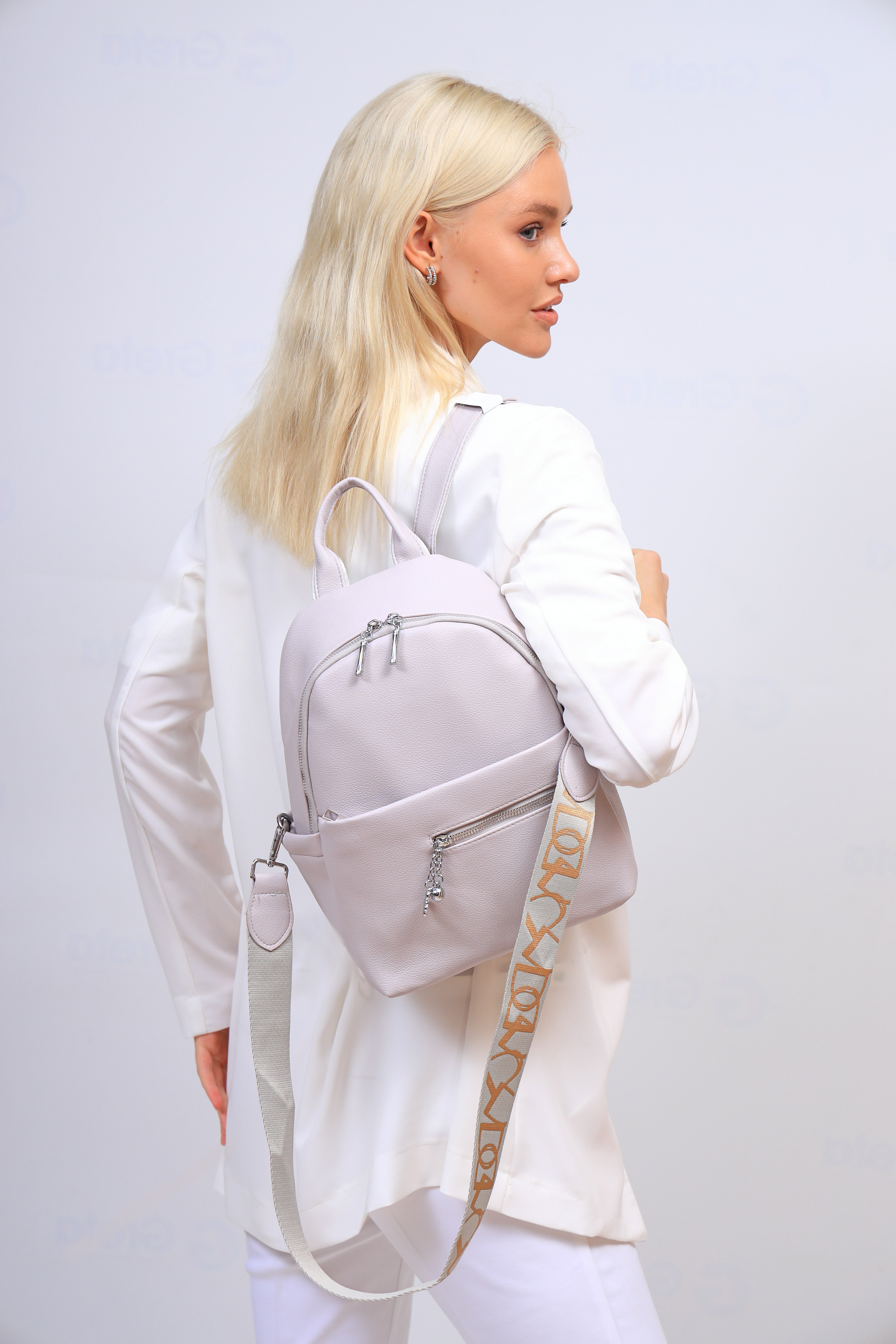 На фото 1 - Женская рюкзак  из искусственной кожи, цвет светло серый