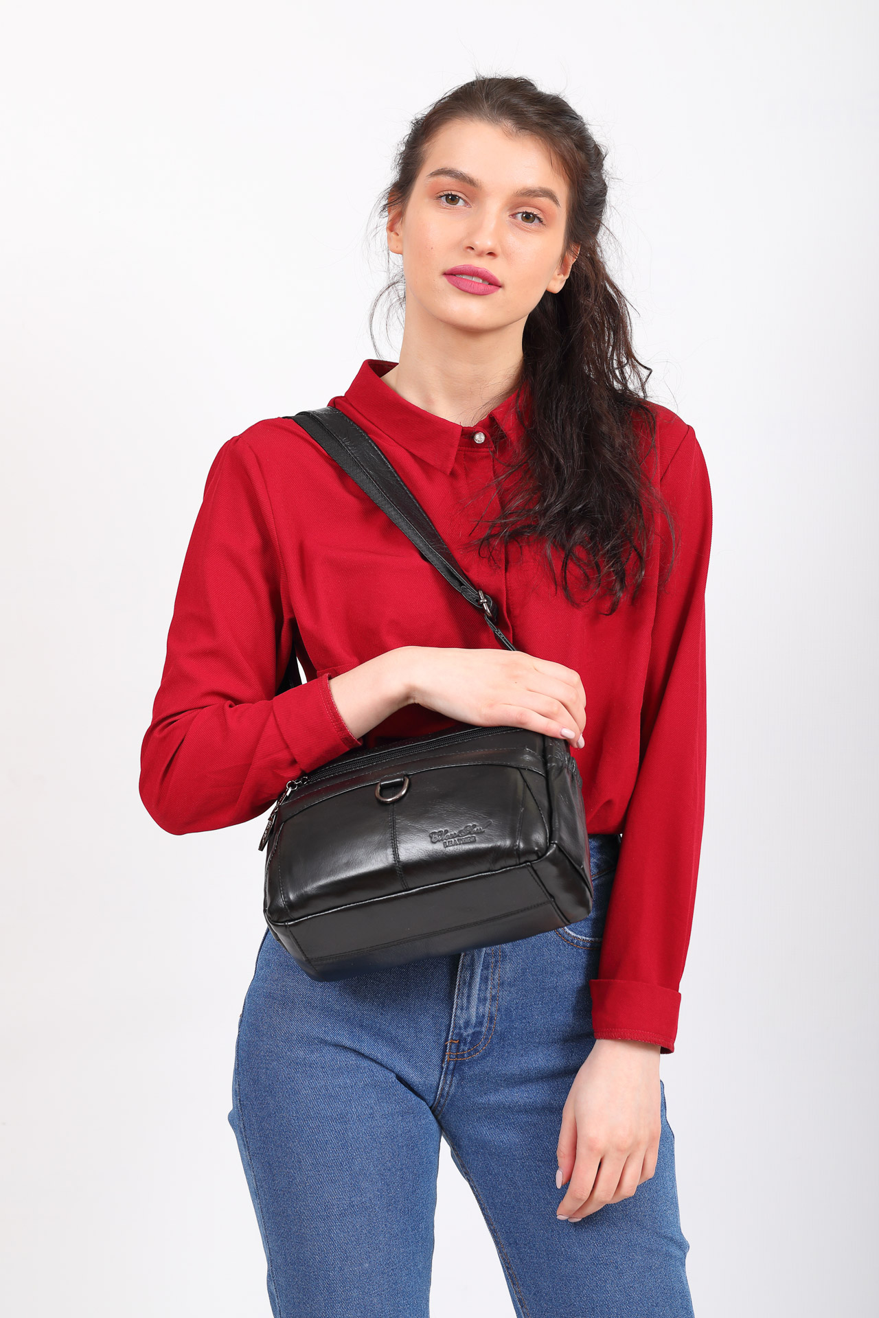 На фото 5 - Женская сумка из натуральной кожи под документы, цвет черный