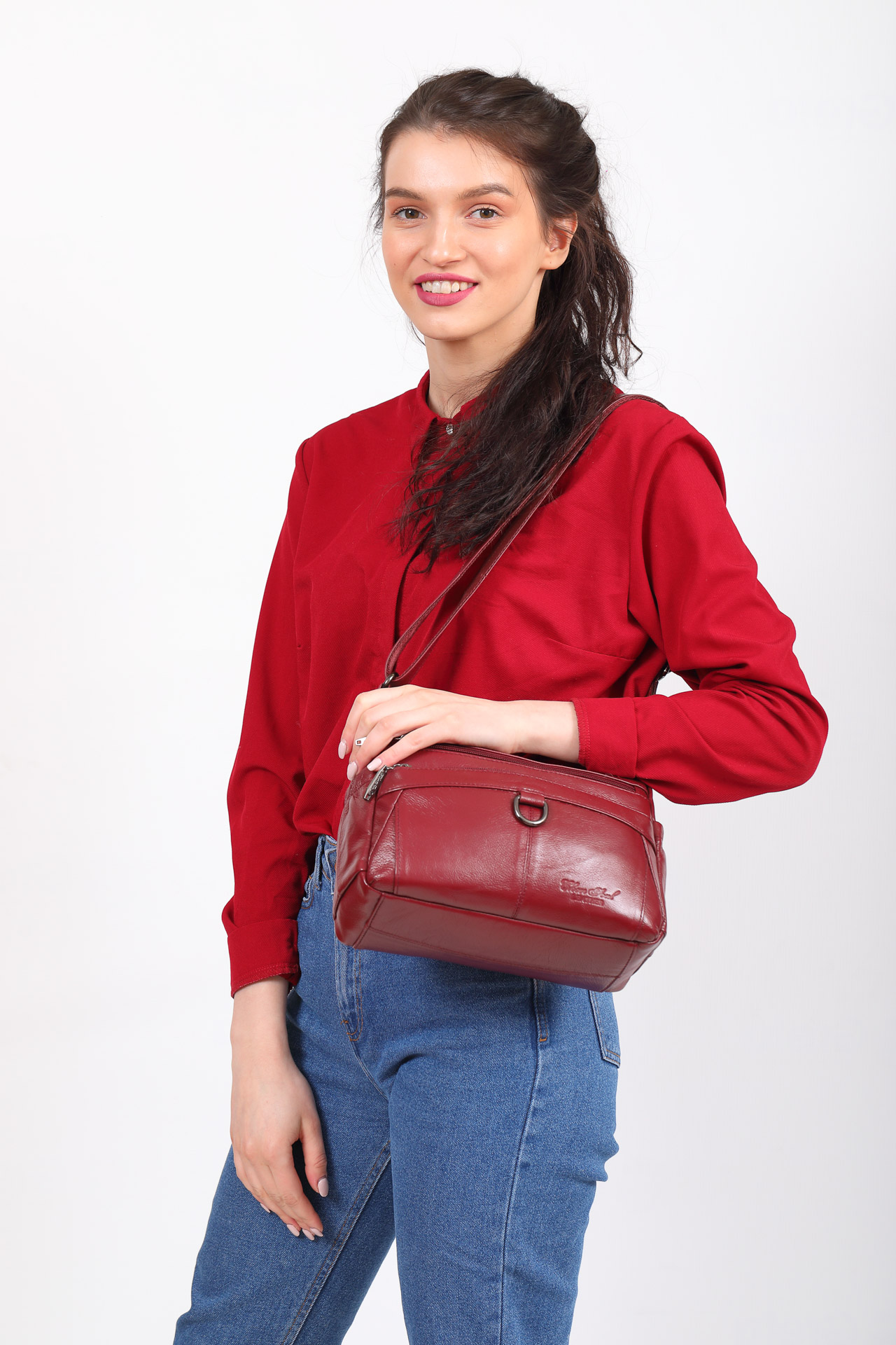 На фото 5 - Женская сумка из натуральной кожи под документы, цвет бордо