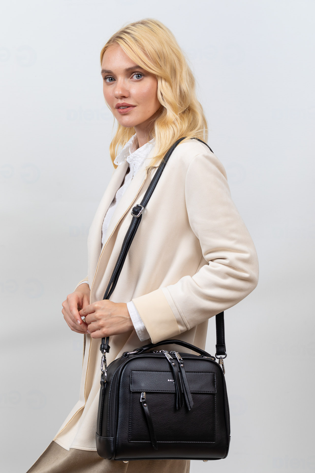 На фото 1 -  Женская каркасная сумка из гладкой экокожи, цвет черный