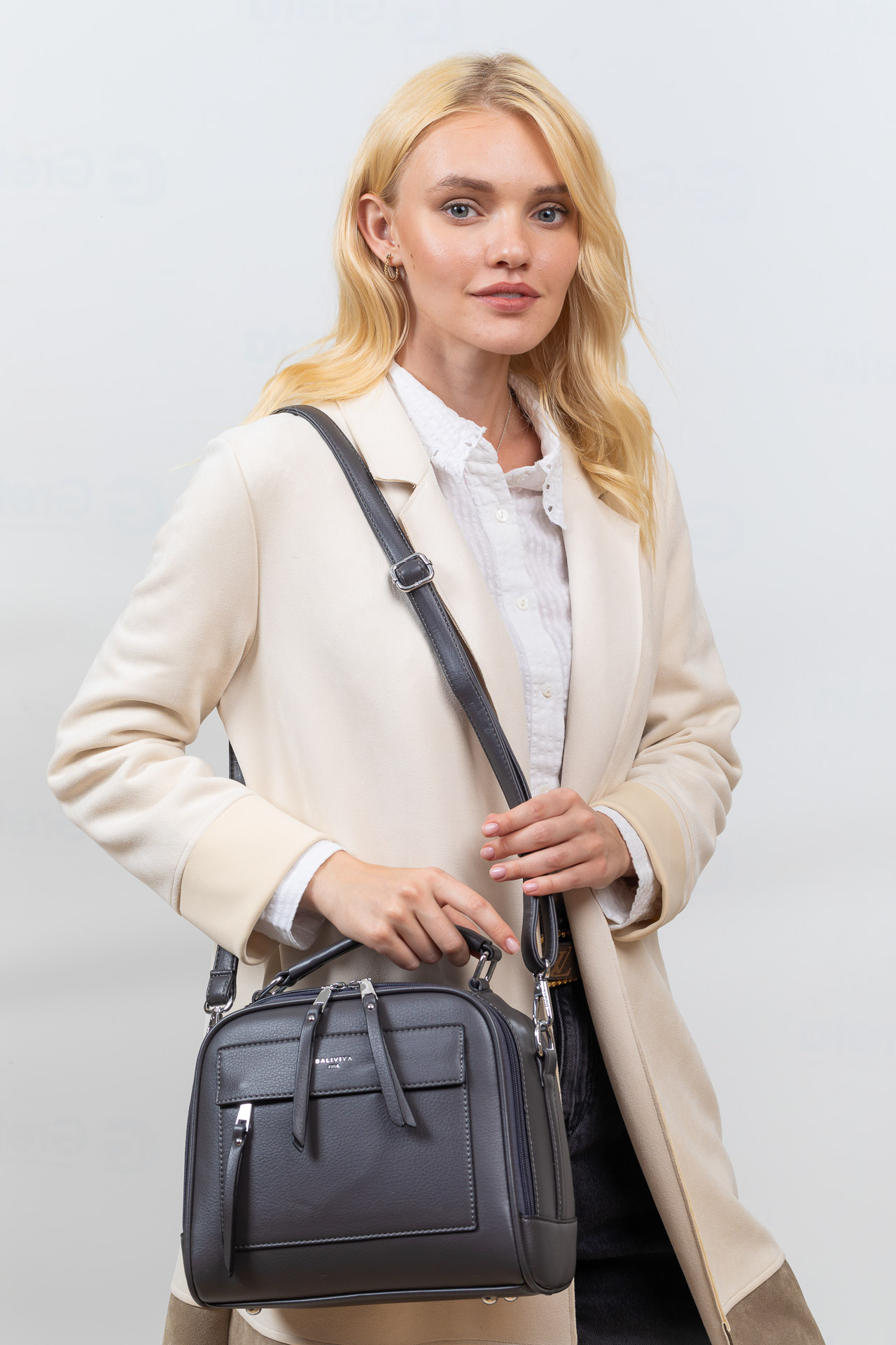 На фото 1 -  Женская каркасная сумка из гладкой экокожи, цвет серый