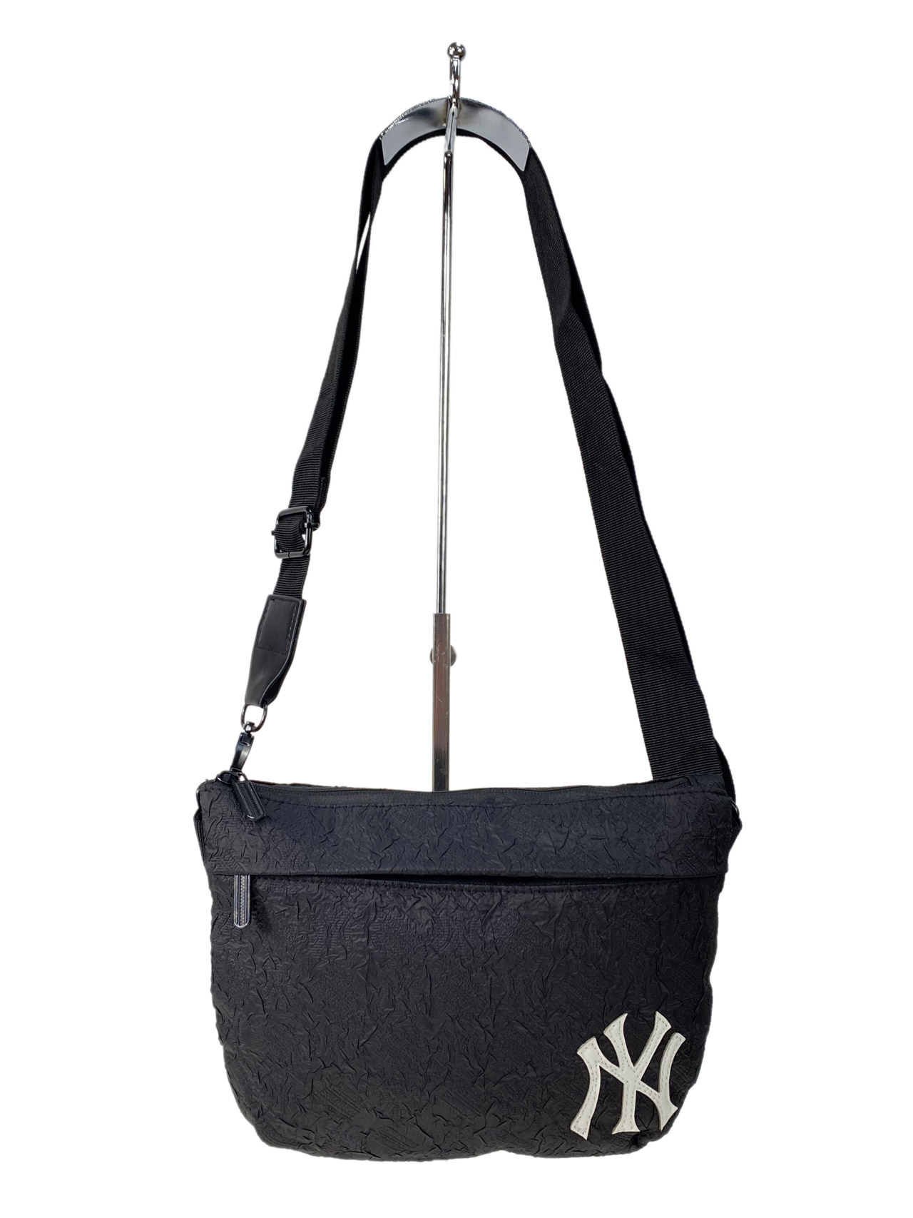На фото 1 - Женская сумка  из текстиля, цвет черный