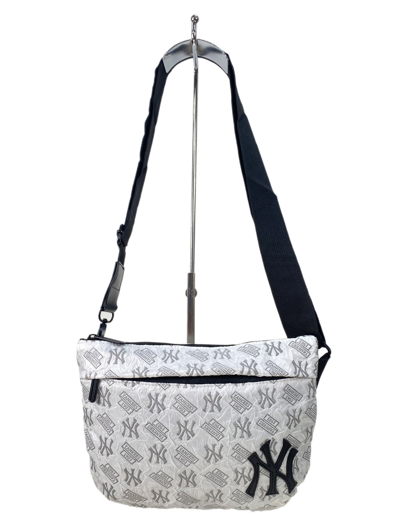 На фото 1 - Женская сумка  из текстиля, цвет белый