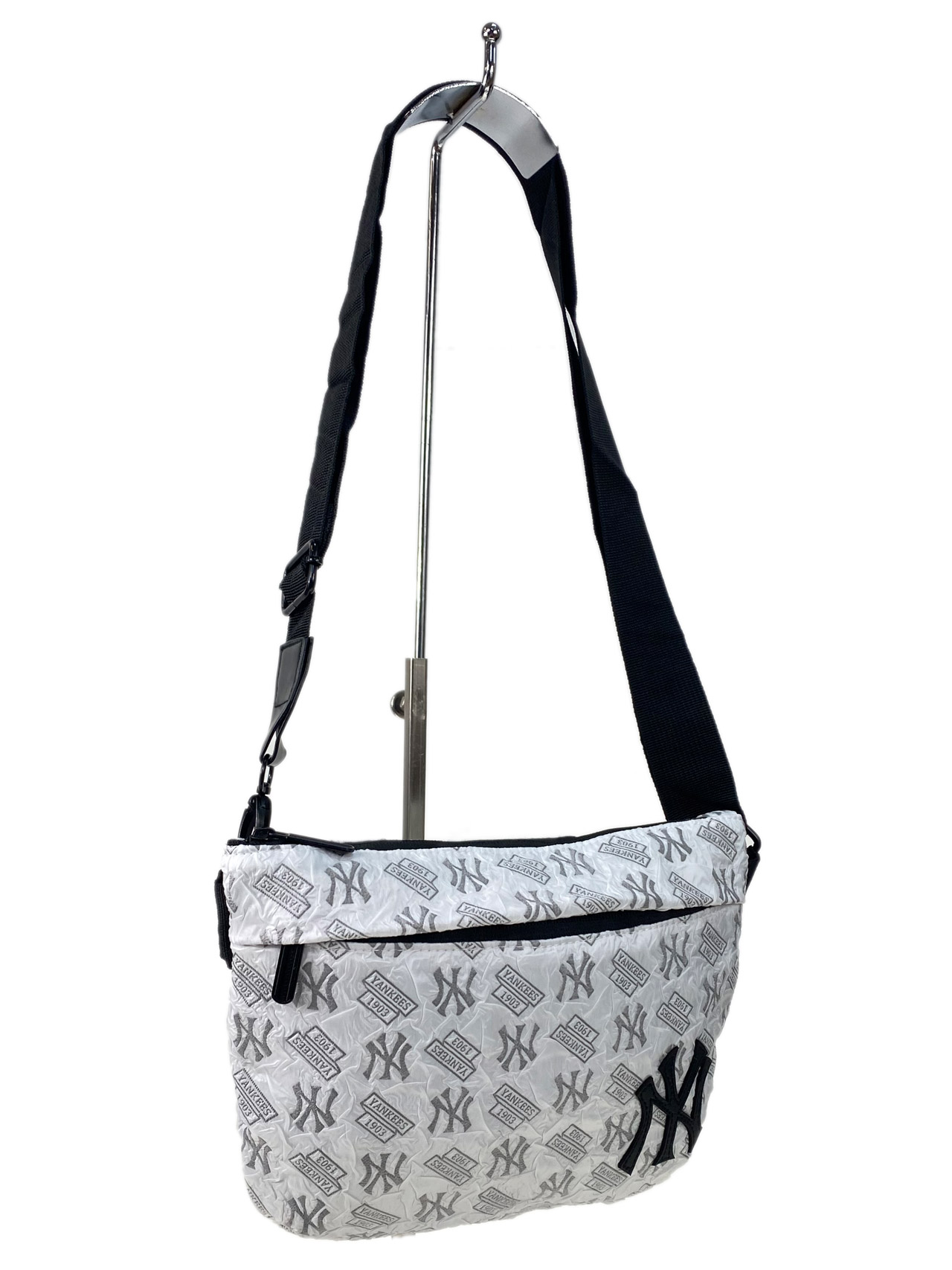 На фото 2 - Женская сумка  из текстиля, цвет белый