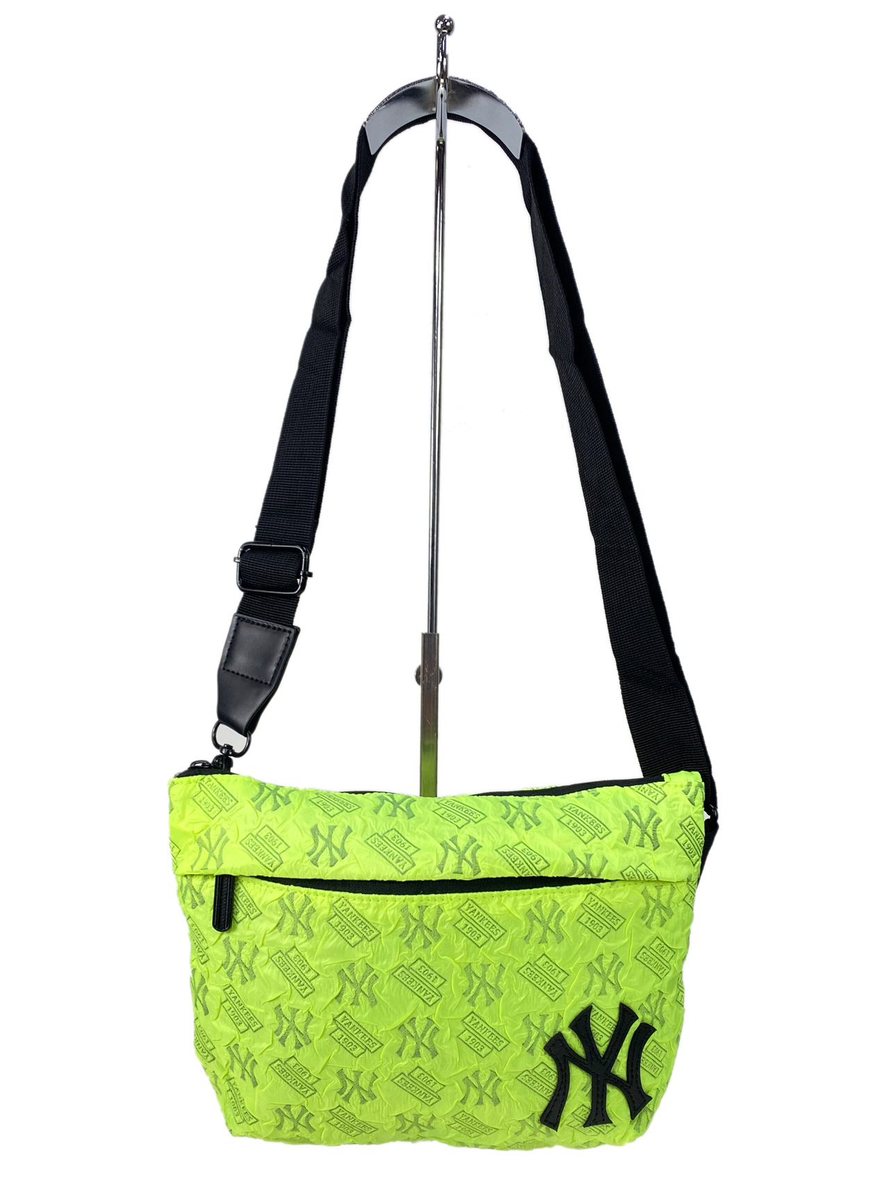На фото 1 - Женская сумка  из текстиля, цвет салатовый