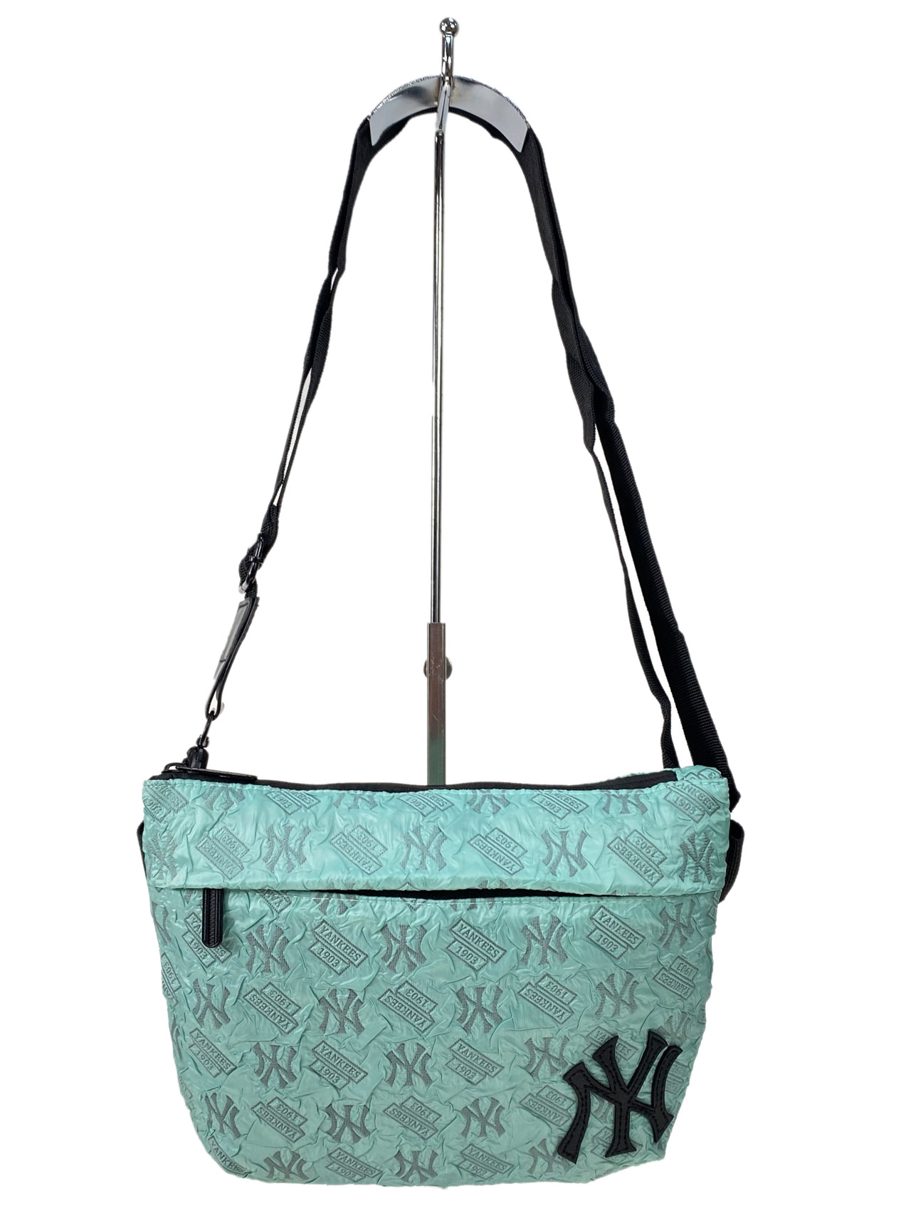 На фото 1 - Женская сумка  из текстиля, цвет голубой
