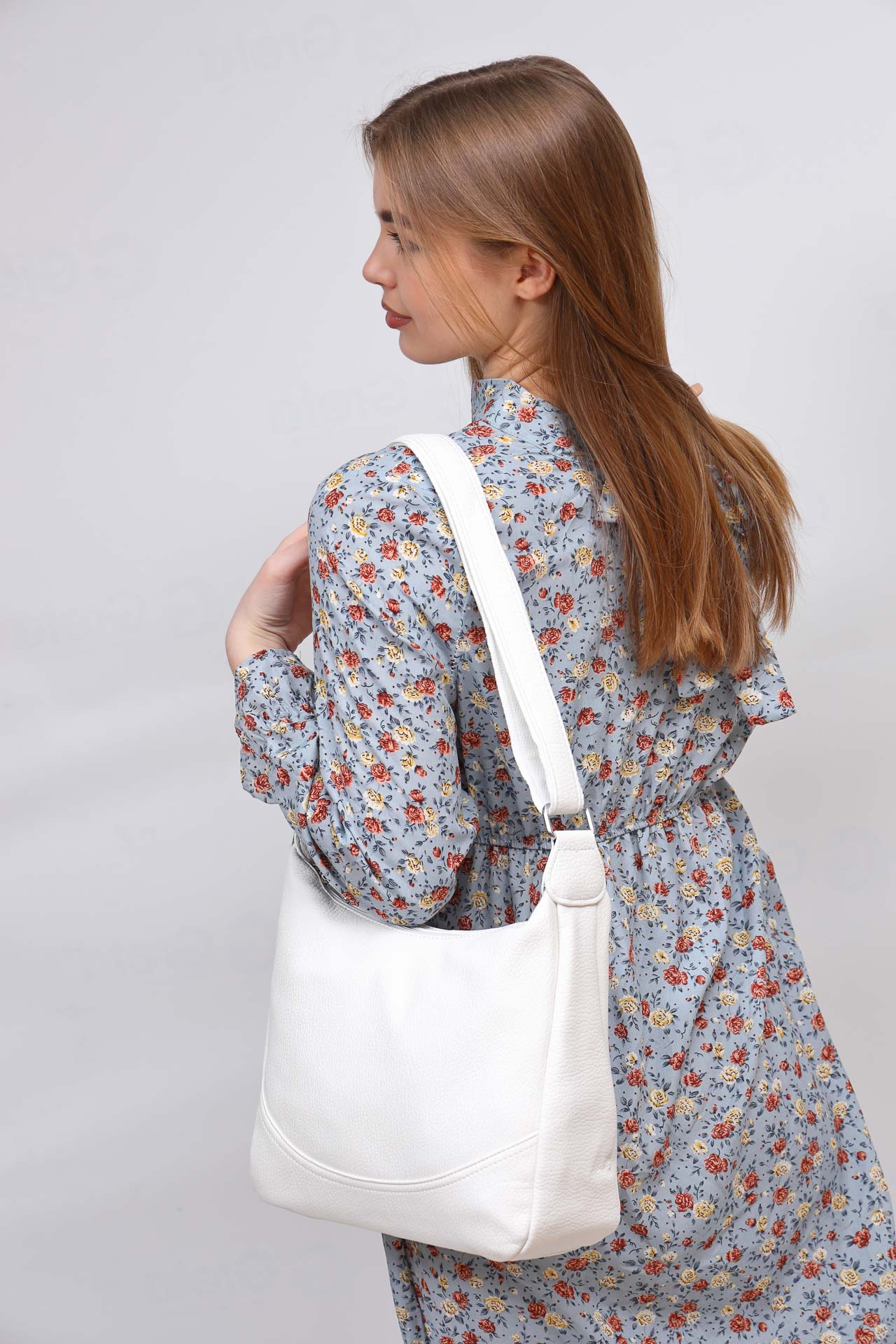 На фото 1 - Женская сумка из искусственной кожи, цвет белый