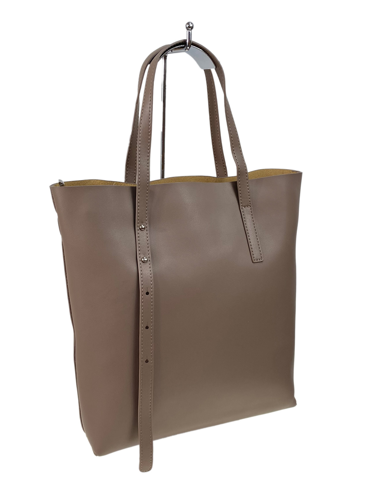 На фото 1 - Женская сумка из натуральной кожи, цвет серо-коричневый