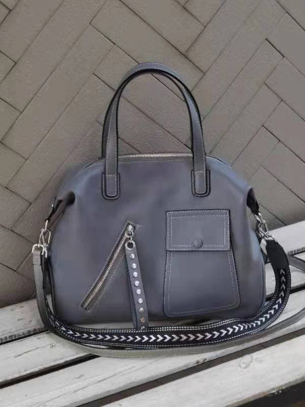 На фото 3 - Женская сумка из натуральной кожи, цвет серый
