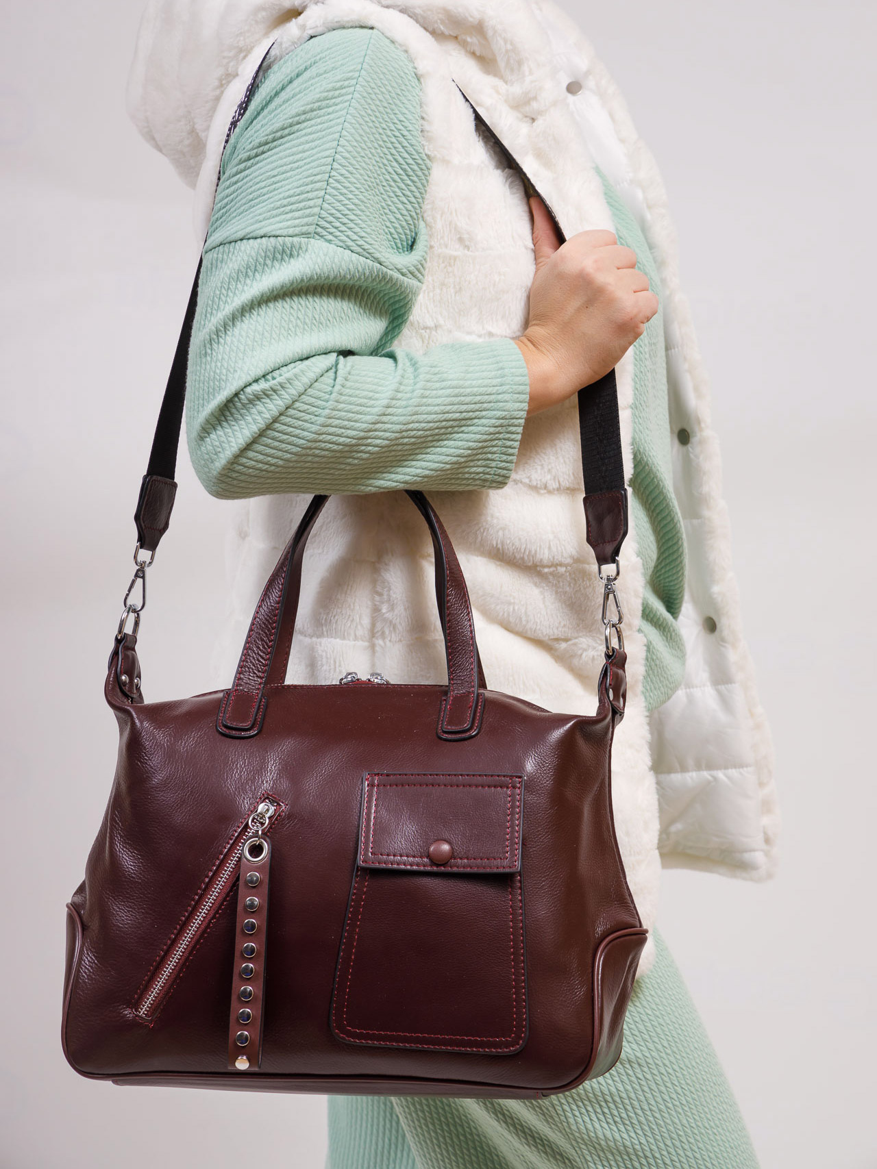 На фото 1 - Женская сумка из натуральной кожи, цвет бордо