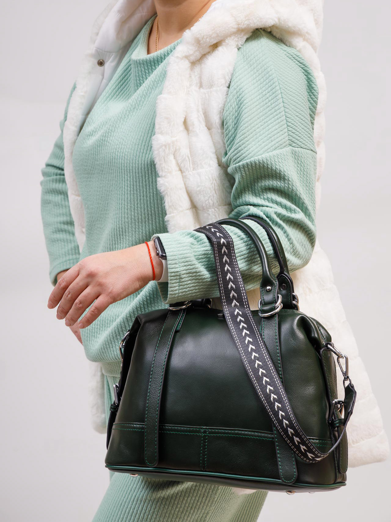 На фото 1 - Женская сумка тоут из натуральной кожи, цвет зеленый