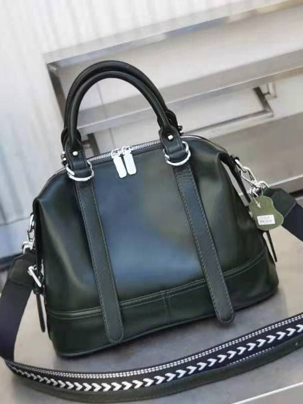 На фото 2 - Женская сумка тоут из натуральной кожи, цвет зеленый