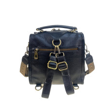 На фото 2 - Женская сумка - рюкзак из искусственной кожи, цвет черный На фото 2 - Женская сумка - рюкзак из искусственной кожи, цвет черный