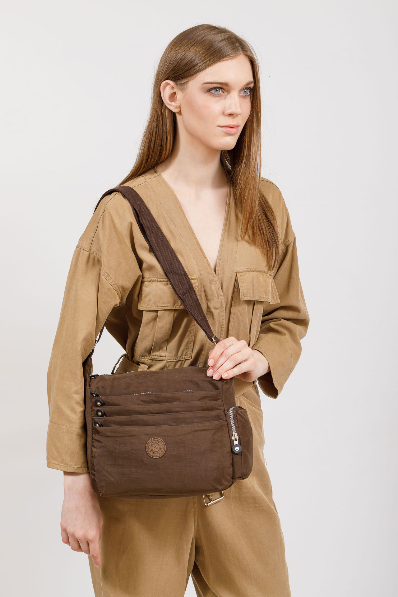 На фото 5 - Женская тканевая сумка с множеством карманов, цвет коричневый
