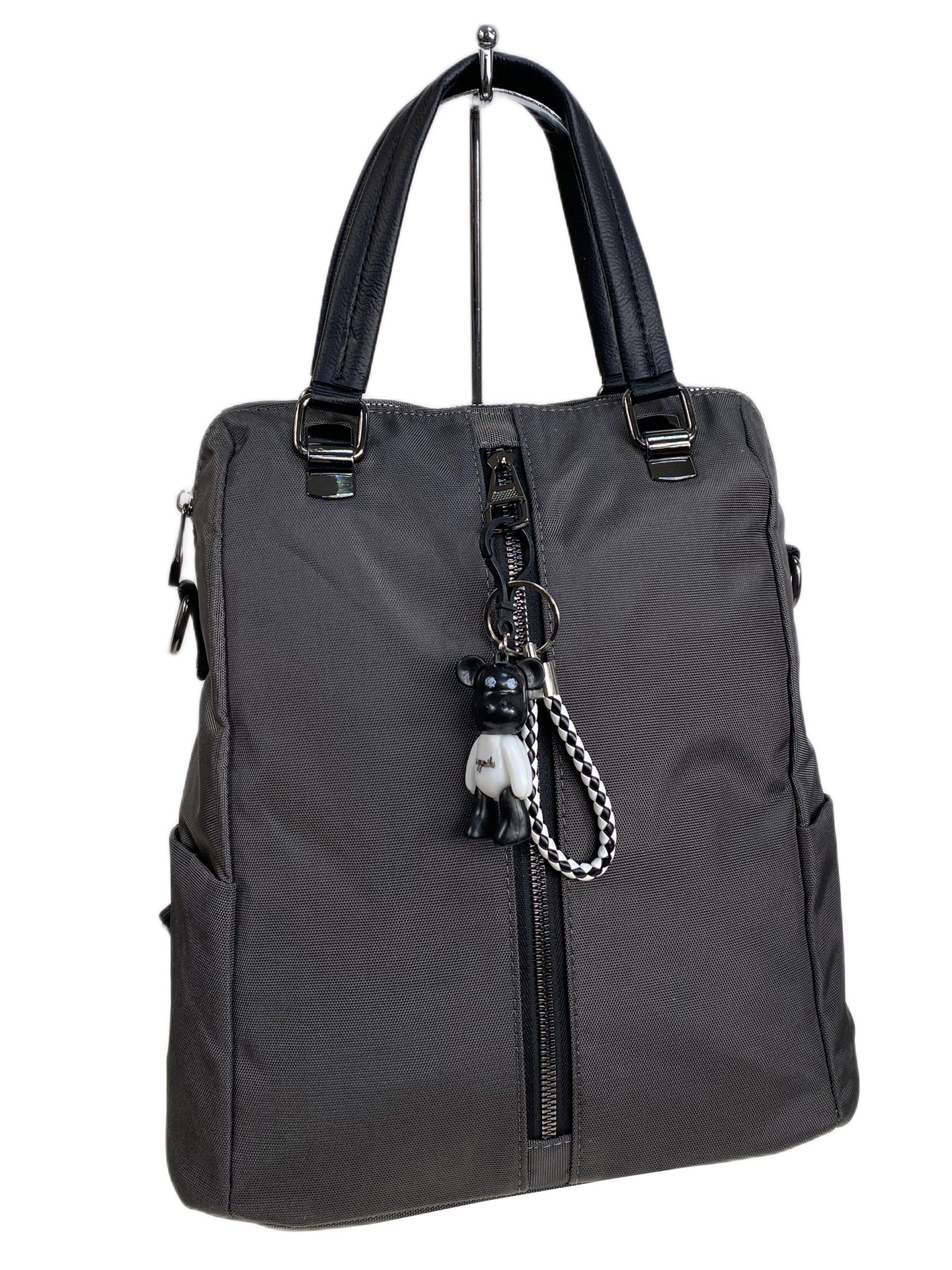 На фото 1 - Женская сумка - рюкзак из текстиля, цвет серый