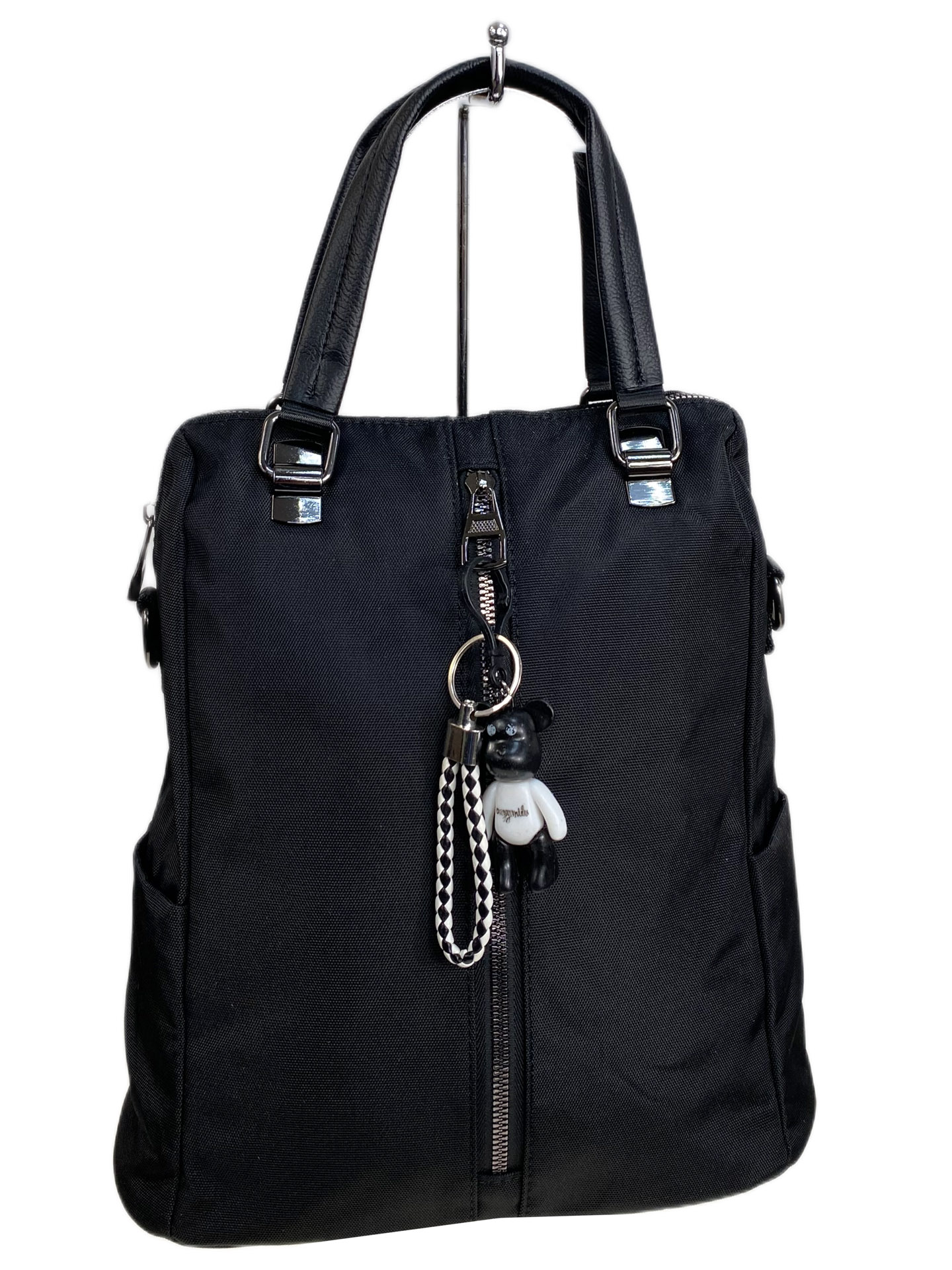 На фото 1 - Женская сумка - рюкзак из текстиля, цвет черный