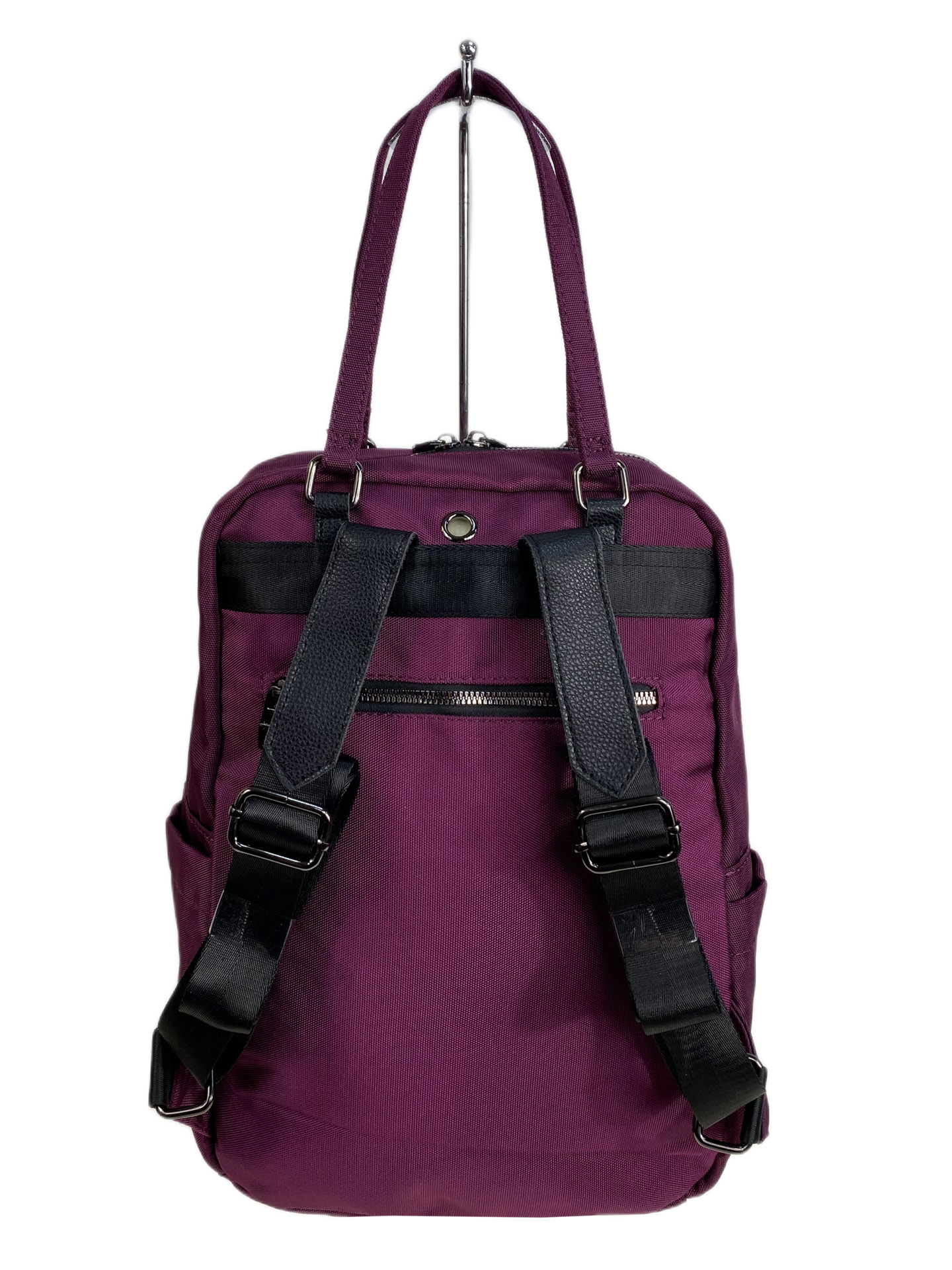 На фото 2 - Женская сумка - рюкзак из текстиля, цвет фиолетовый