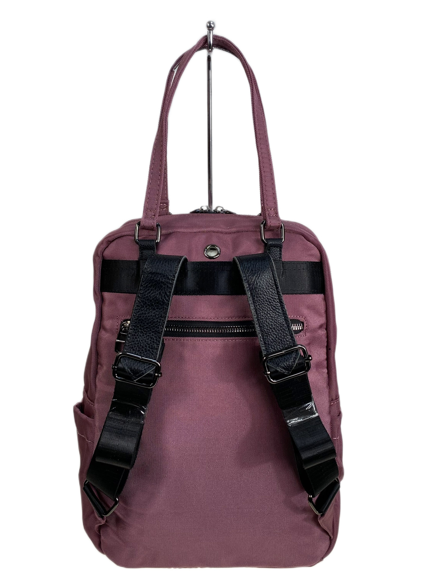 На фото 2 - Женская сумка - рюкзак из текстиля, цвет пудра