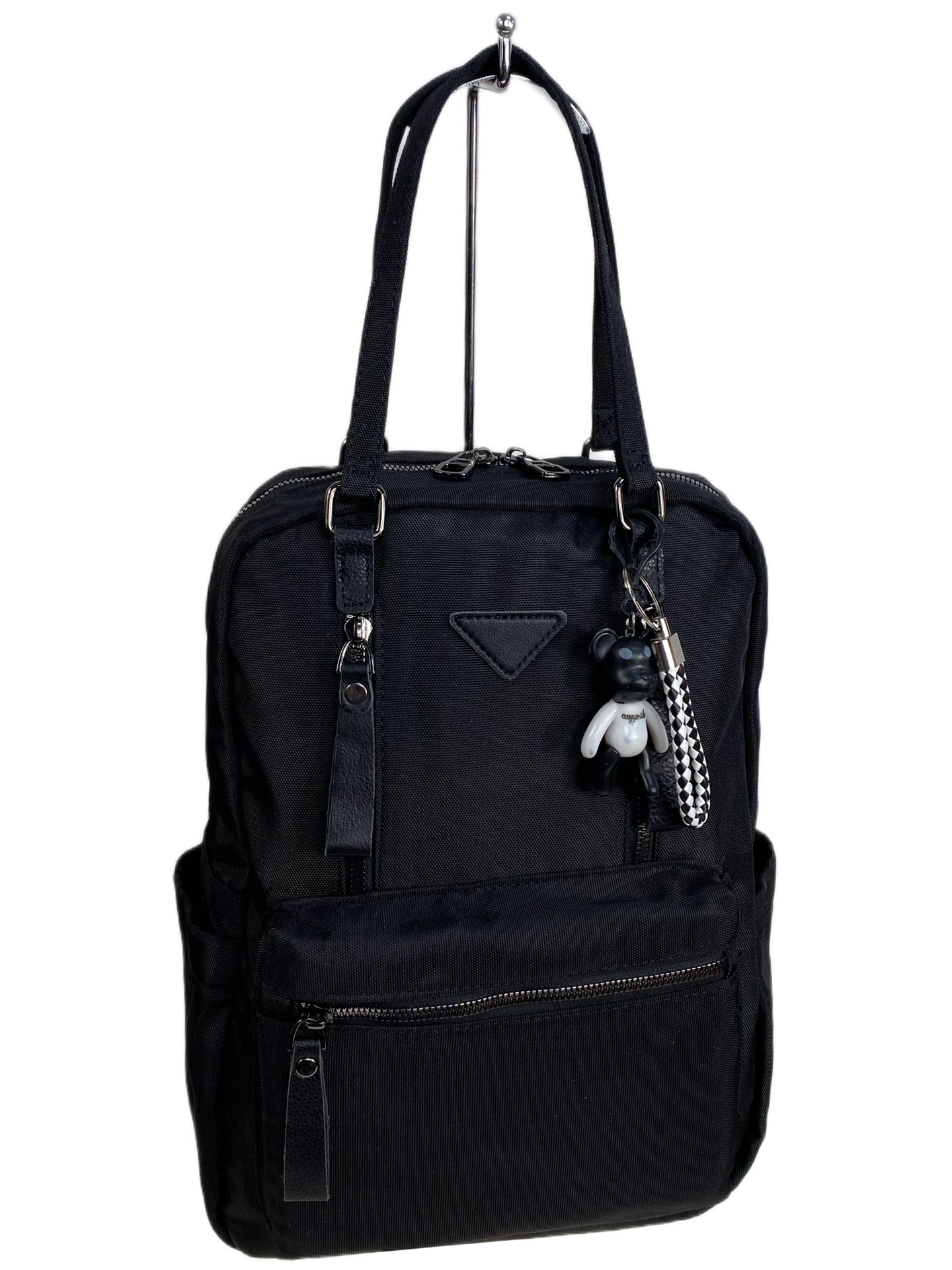 На фото 1 - Женская сумка - рюкзак из текстиля, цвет черный