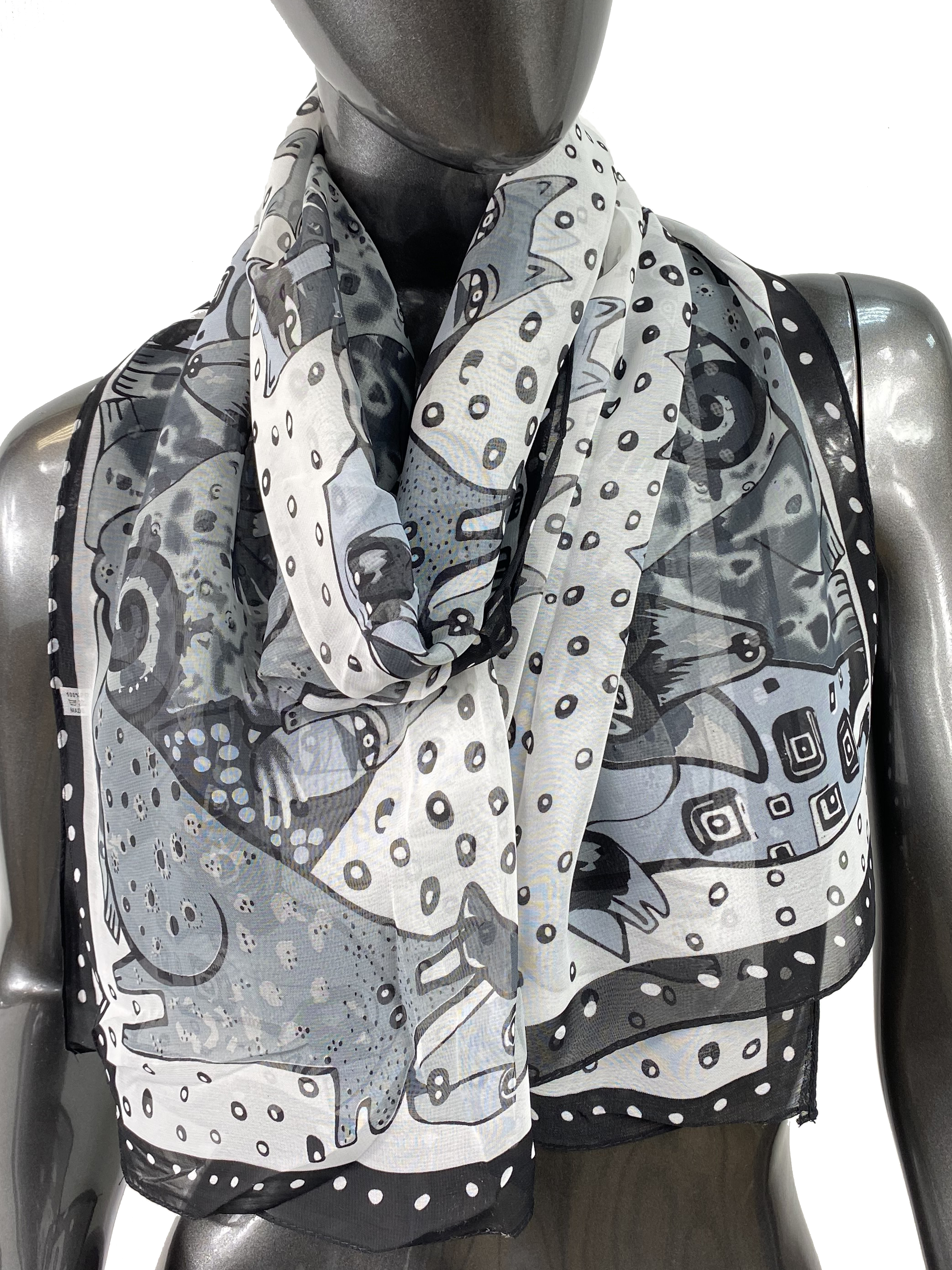 На фото 1 - Лёгкий шейный платок с яркой росписью, цвет чёрно-белый