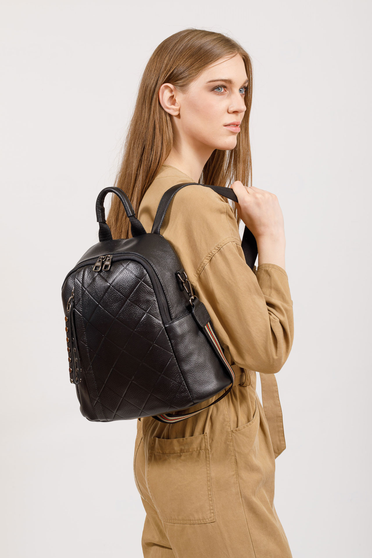 На фото 5 - Женский рюкзак трансформер из натуральной кожи, цвет черный