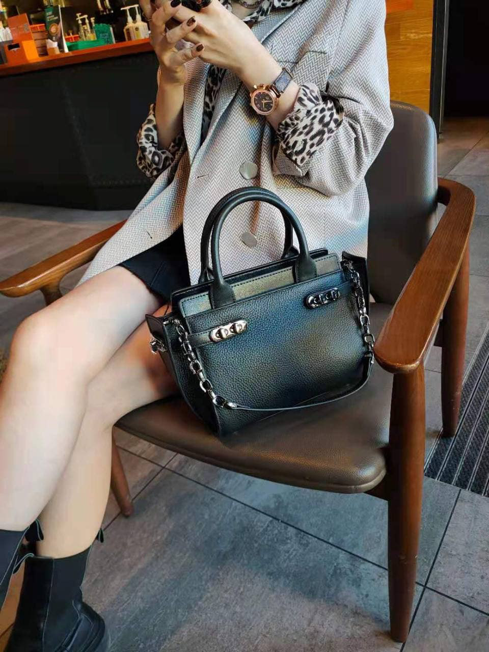 На фото 1 - Кожаная женская сумка-портфель, цвет чёрный