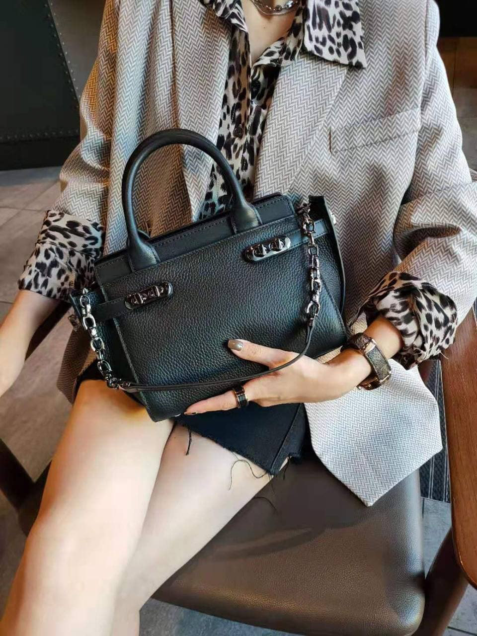 На фото 2 - Кожаная женская сумка-портфель, цвет чёрный
