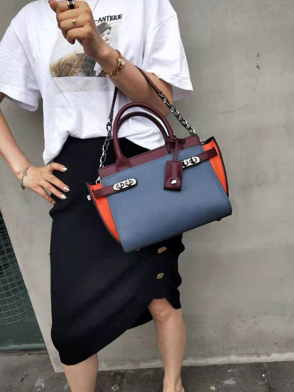 На фото 1 - Кожаная женская сумка-портфель, цвет синий с оранжевым и бордовым