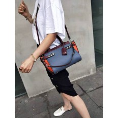 На фото 2 - Кожаная женская сумка-портфель, цвет синий с оранжевым и бордовым
